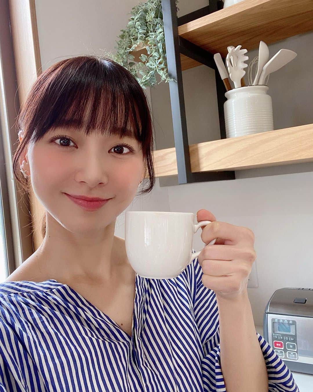 葉月祥子のインスタグラム：「皆様お元気ですか？﻿ コロナで異様な世の中ですが、いつもは楽観的なわたしも、今の時期はお仕事以外はお家で過ごしています🌸🌸﻿🦥 ﻿ なかなか最近、撮影とオーディションで忙しいのですが、免疫つけるためにお休みの日はなるべく沢山寝ています👼✨﻿ ﻿ 寝るの大好きなので幸せです☺️🦥🍀﻿ ﻿ お祖父ちゃんお祖母ちゃんにかかってほしくないのでね、まずは万全な対策😎✨ ﻿ 移動中の電車ではウイルス除去のカードみたいなものを、首からぶら下げて、設置されてるアルコールを見つけては手にシュッシュ(マスクはもちろん✨)﻿ ﻿ どうすることも出来ないけど、買いだめせず、なるべく今あるものを出来る限り大切にしているのですが、今まで資源を無駄に使い過ぎていたなぁと思うところもあって反省🍀﻿ ﻿ 写真はお仕事のoffshotですが、お家でもこんな感じで(訂正、ここまでお洒落な感じではないです🤭笑)コーヒーを煎れて、本を読んだり、ギターを弾いたり、作曲をしたりしてのんびり過ごしています☕️﻿ ﻿ でも最近とても忙しかったな。。😅🦥﻿ ﻿ ﻿ みんなでコロナストレスにならずに、息抜きしながら幸せにすごせますように🍀☕️🌸🦥🌈﻿ ﻿ #ころなちゃん #おとなしくしてください #撮影offshot #休憩中 #hotcoffee #ひとやすみ☕️ #コーヒー大好き ﻿ #笑顔で対策﻿ #リラックス効果 #コーヒーアロマ ﻿ #spacecraft #葉月祥子」