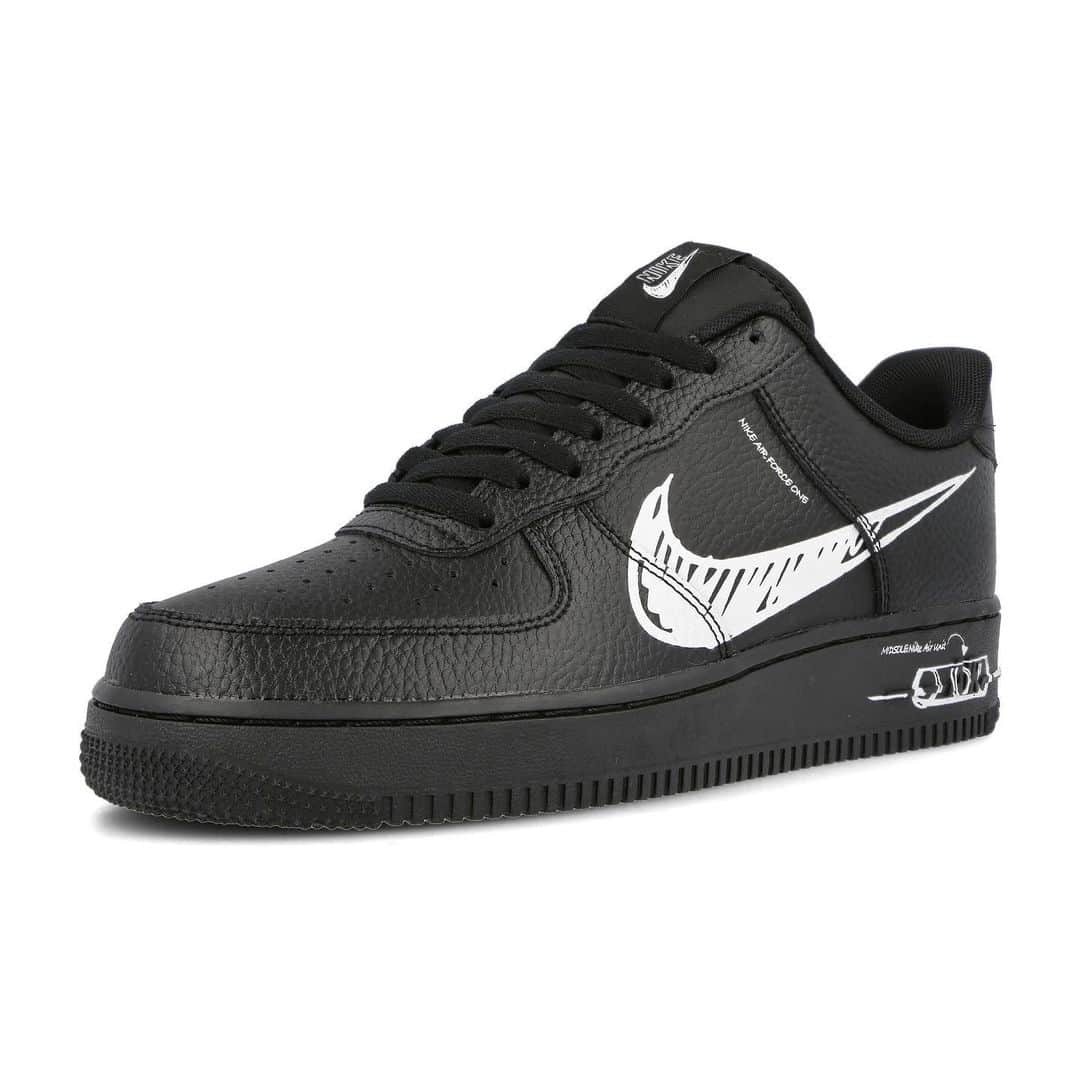 HYPEBEASTさんのインスタグラム写真 - (HYPEBEASTInstagram)「@hypebeastkicks: @nike has now served up the Air Force 1 Low “Sketch” in a “Black/White” colorway. The uppers have been constructed of black tumbled leather and equipped with a plethora of white printed details and handwritten messages. The lateral quarter spells out “Nike Air Force 1,” while “Variable Width Lacing System” appears on the medial side under the collar and “1982” has been drawn on the medial mudguard. Look for it to release at retailers like @overkillshop on April 1.⁠⠀ Photo: Overkill」3月25日 14時19分 - hypebeast