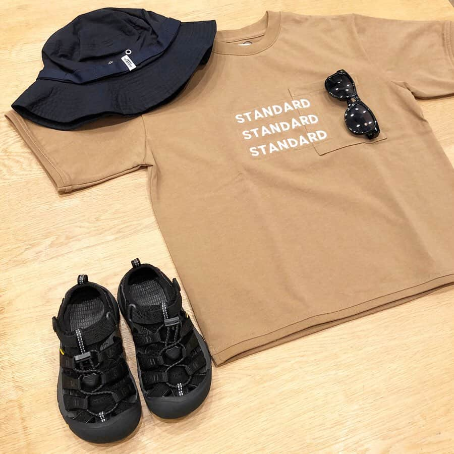 こども ビームスさんのインスタグラム写真 - (こども ビームスInstagram)「【new arrival】 ＜ARCH＆LINE ＞ STANDARD Tシャツ  シンプルなロゴがポイントの胸ポケット付きTシャツ。男女ともに着ることが出来るユニセックスでキレイめなデザインです✨ . カラー:WHITE、CAMEL サイズ: 80-135cm ¥5,800+税 145-155cm ¥6,800+税 . #archandline #アーチアンドライン #キッズ #tshirt #kids #kidstshirt #smoothy #スムージー #keen #newport #keenkids #camel #キャメル #ホワイト #white #kodomobeams  #beams  #daikanyama  #こどもビームス  #ビームス  #代官山 新作アイテムはプロフィールのリンク🔗からビームス公式サイト、こども ビームスページをチェック❗️ ※お問い合わせにつきましては、お電話にて承ります。」3月25日 14時19分 - kodomo_beams