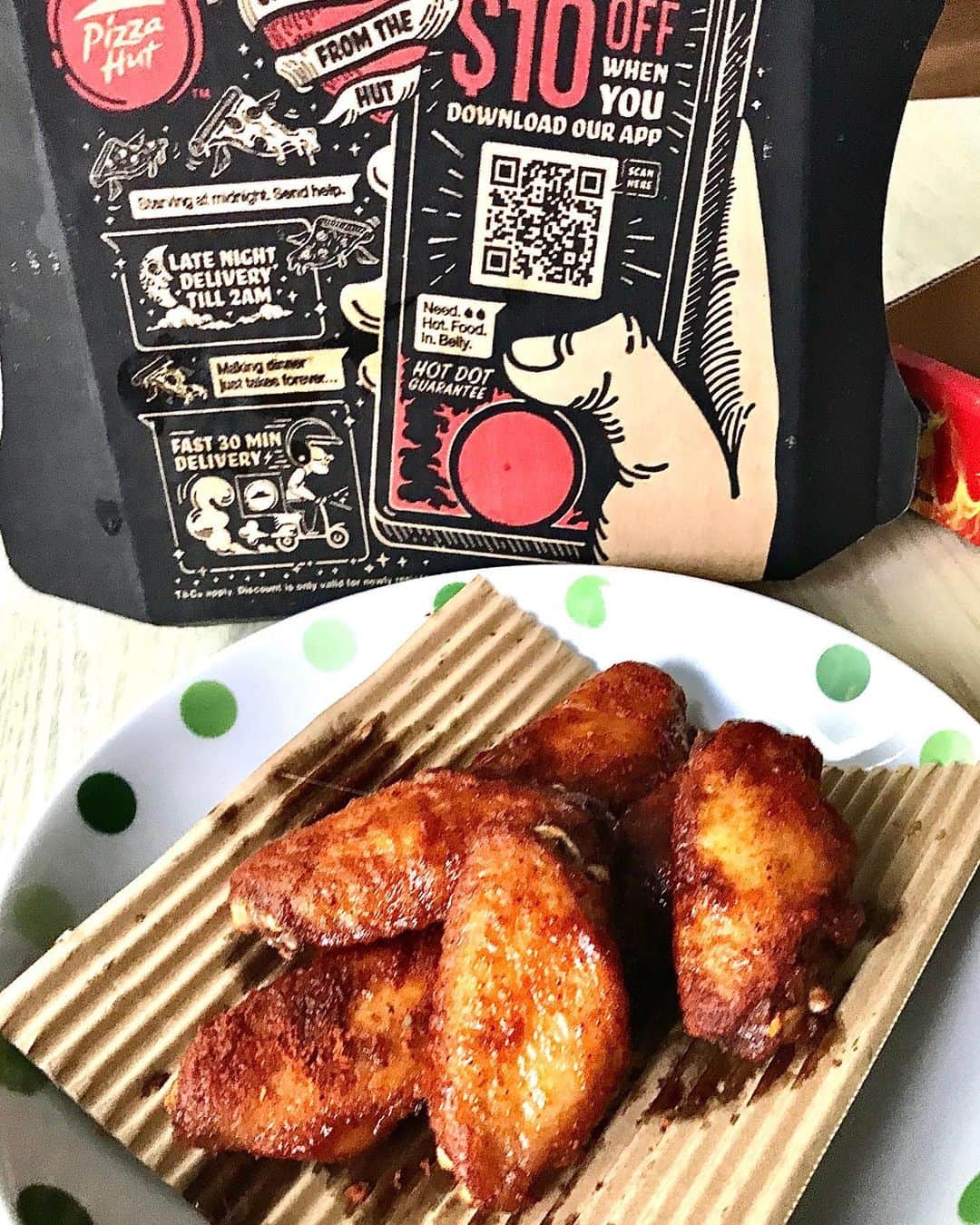 Li Tian の雑貨屋さんのインスタグラム写真 - (Li Tian の雑貨屋Instagram)「Spicing up the stay-home life with mala wings and mala pizza 🍕 The wings stole the limelight with the kickass marinade sauce that leaves you licking your fingers. Topped with generous chunks of mala marinated chicken, cherry tomatoes, 100% mozzarella cheese, chopped chilli padi and drizzled with in-house mala sauce, the Mala Pizza isn’t that fiery or numbing but still delicious and satisfying. U can have it in three levels of spiciness with prices starting from $24.90 for dine-in • • • • #sgeats #singapore #local #best #delicious #food #igsg #sgig #exploresingapore #eat #sgfoodies #gourmet #yummy #yum #sgfood #foodsg #burpple #beautifulcuisines #bonappetit #instagood  #eatlocal #zichar #jiaklocal #pizzahut #pizza #sgblog #mediadrop」3月25日 14時26分 - dairyandcream