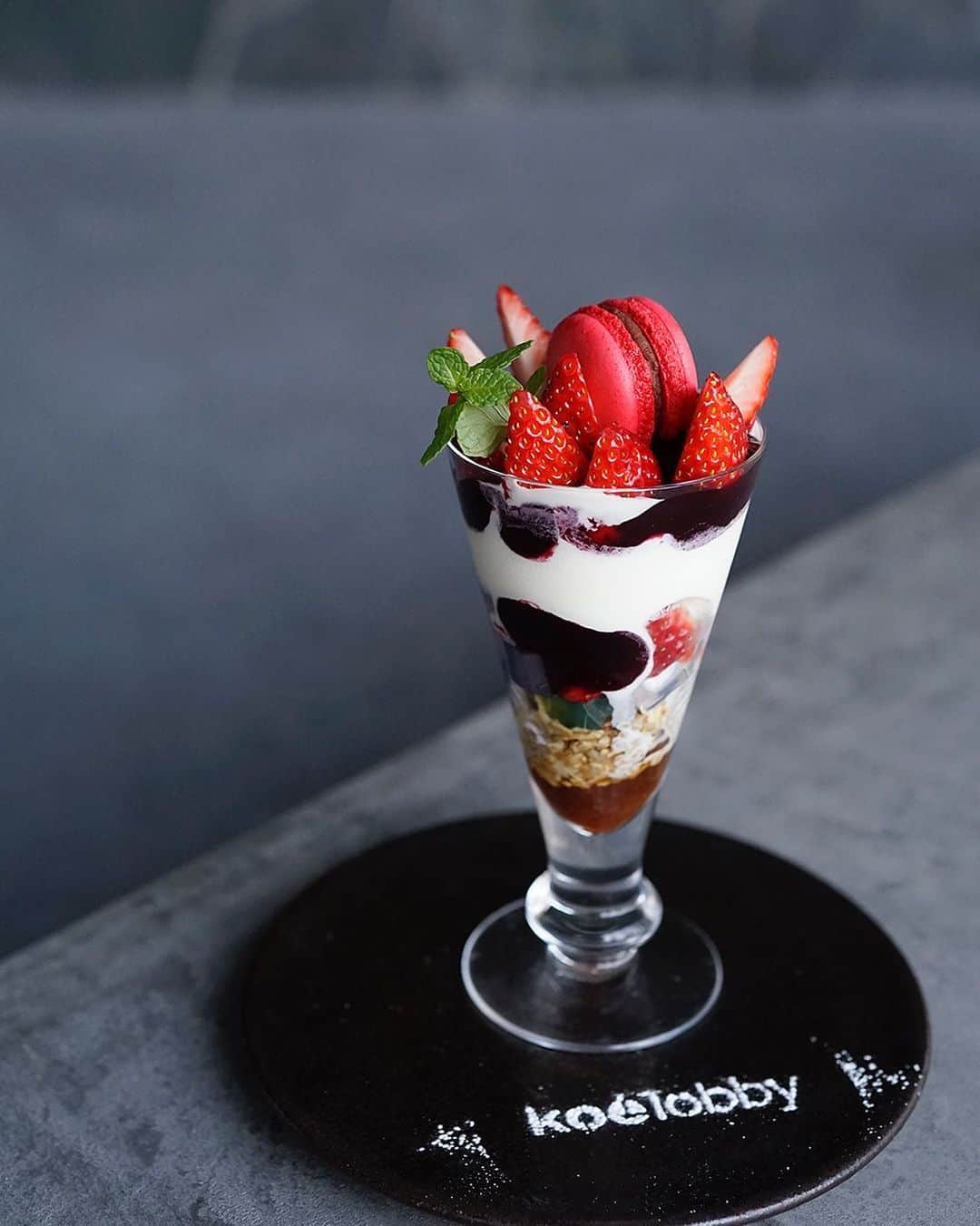 コエのインスタグラム：「koe lobby seaonal special menu! [teatime  15:00~17:30] ・ 〇いちごパフェ　¥950 +tax  フレッシュないちごと、いちごのマカロン、コンフィチュールにスパイス香る特製イチゴソースを合わせた 贅沢ないちごパフェ。  この機会にぜひ、ご来店をお待ちしております。 ・ koe lobby 渋谷 morning : 7:30〜11:00 (lo.10:30) lunch : 11:00〜15:00 (lo.14:30) teatime : 15:00〜18:00 (lo.17:30) dinner: 18:00〜23:00 (lo.22:30) ・ 〒150-0042 東京都渋谷区宇田川町３−７ tel.03-6712-7257」