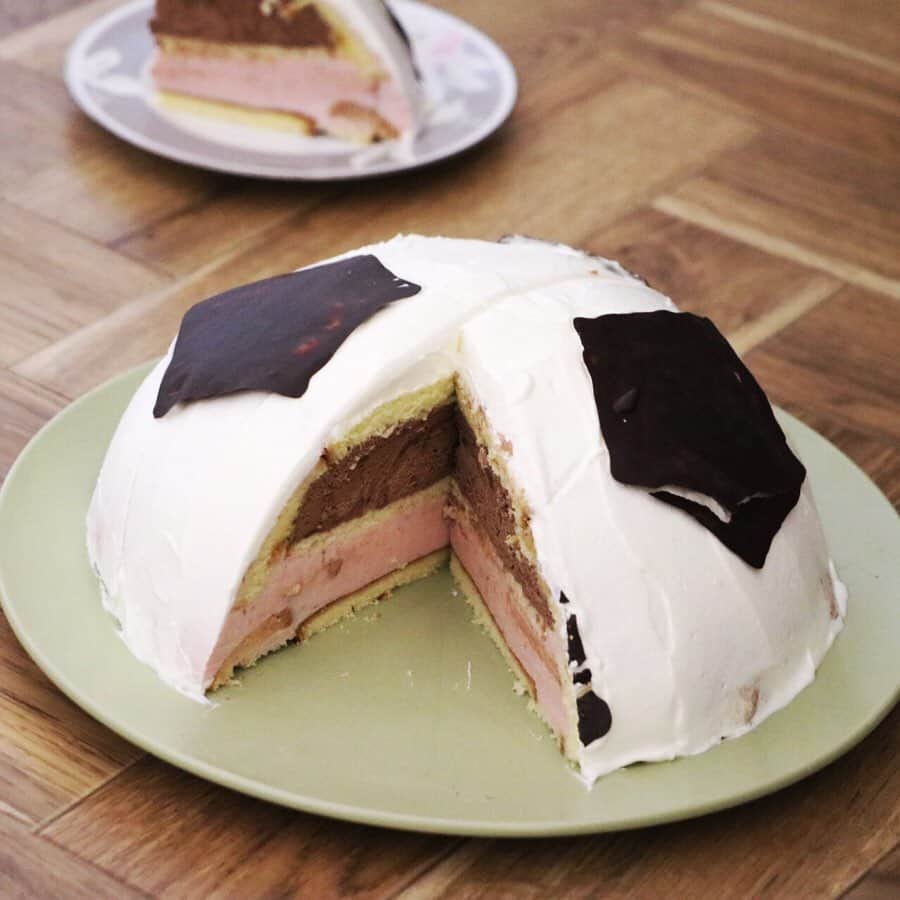 michikoscookingさんのインスタグラム写真 - (michikoscookingInstagram)「🍰 ⚽️いちごとチョコムースのサッカーボールケーキ⚽️ 昨日は息子の小学校卒業式。 短縮、規模縮小版 なんてことは気にならない 素敵な式でした。  式のこと、 書き出したら長くなるので ブログに書きました✏️ よかったらプロフのリンクから のぞいてください。 . ❁.｡.:*:.｡.✽.｡.:*:.｡.❁.｡.:*:.｡.✽.｡.:*:.｡.❁.｡.:*:.｡.✽.｡.:*... 。. .  息子が小学校の6年間 続けたのが、サッカー⚽️ 最後の2年はキーパーとして活躍。  そんな息子の卒業祝いで 作ったのが サッカーボールケーキ。  中はチョコムース🍫と いちごムース🍓  何回か作ったことがあるけど 手間がかかるから滅多にお見えしないの。  反抗期だし 私も譲らないし 我ながら不器用な子育て してますが 母の愛のケーキです⚽️ 伝わってるかな？ 伝わってますように。  #コロナ休校 #小学校卒業式 #短縮版卒業式  #パティシエカメラ部  #おうちカフェ  #てづくりおやつ  #Nadia #NadiaArtist #sweetstagram #sweets #サッカー #サッカー少年 #サッカーボールケーキ #ムースケーキ #チョコムース #いちごムース #キーパー #キーパーグローブ　#子育て #小学生男子 #ヘリンボーン #ヘリンボーン床」3月25日 14時31分 - michikoscooking