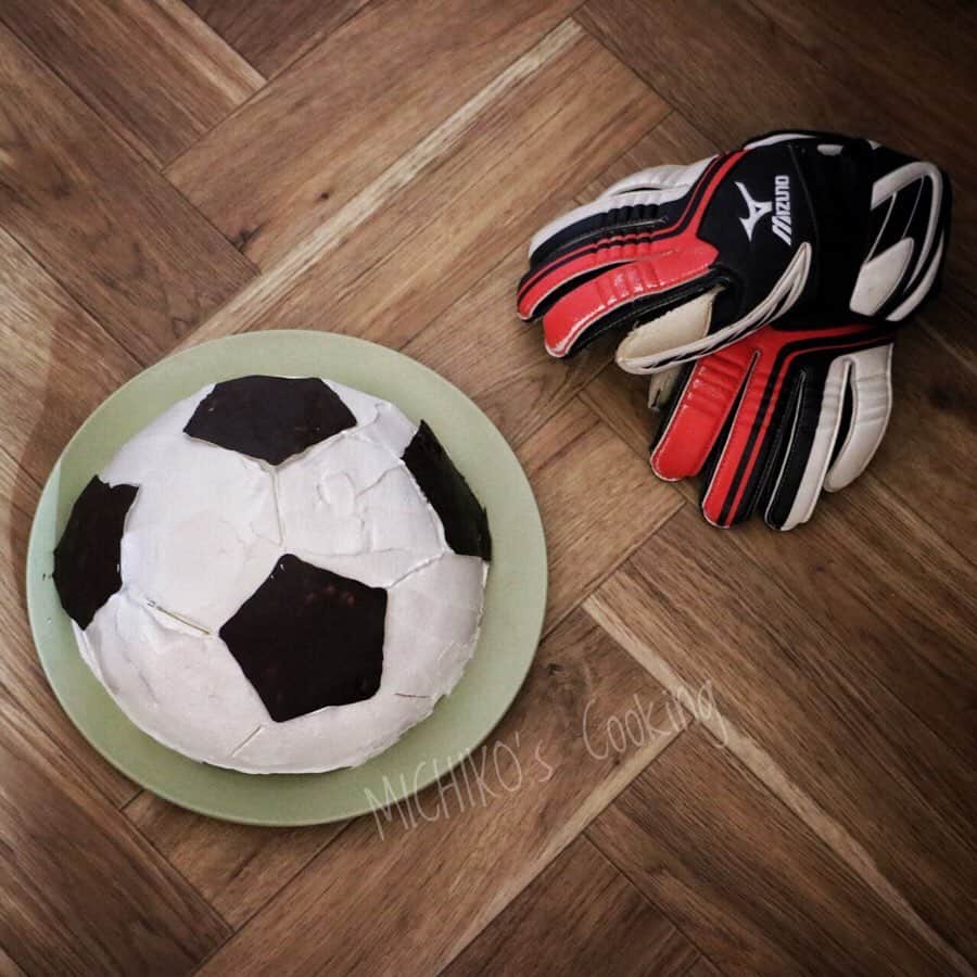 michikoscookingさんのインスタグラム写真 - (michikoscookingInstagram)「🍰 ⚽️いちごとチョコムースのサッカーボールケーキ⚽️ 昨日は息子の小学校卒業式。 短縮、規模縮小版 なんてことは気にならない 素敵な式でした。  式のこと、 書き出したら長くなるので ブログに書きました✏️ よかったらプロフのリンクから のぞいてください。 . ❁.｡.:*:.｡.✽.｡.:*:.｡.❁.｡.:*:.｡.✽.｡.:*:.｡.❁.｡.:*:.｡.✽.｡.:*... 。. .  息子が小学校の6年間 続けたのが、サッカー⚽️ 最後の2年はキーパーとして活躍。  そんな息子の卒業祝いで 作ったのが サッカーボールケーキ。  中はチョコムース🍫と いちごムース🍓  何回か作ったことがあるけど 手間がかかるから滅多にお見えしないの。  反抗期だし 私も譲らないし 我ながら不器用な子育て してますが 母の愛のケーキです⚽️ 伝わってるかな？ 伝わってますように。  #コロナ休校 #小学校卒業式 #短縮版卒業式  #パティシエカメラ部  #おうちカフェ  #てづくりおやつ  #Nadia #NadiaArtist #sweetstagram #sweets #サッカー #サッカー少年 #サッカーボールケーキ #ムースケーキ #チョコムース #いちごムース #キーパー #キーパーグローブ　#子育て #小学生男子 #ヘリンボーン #ヘリンボーン床」3月25日 14時31分 - michikoscooking