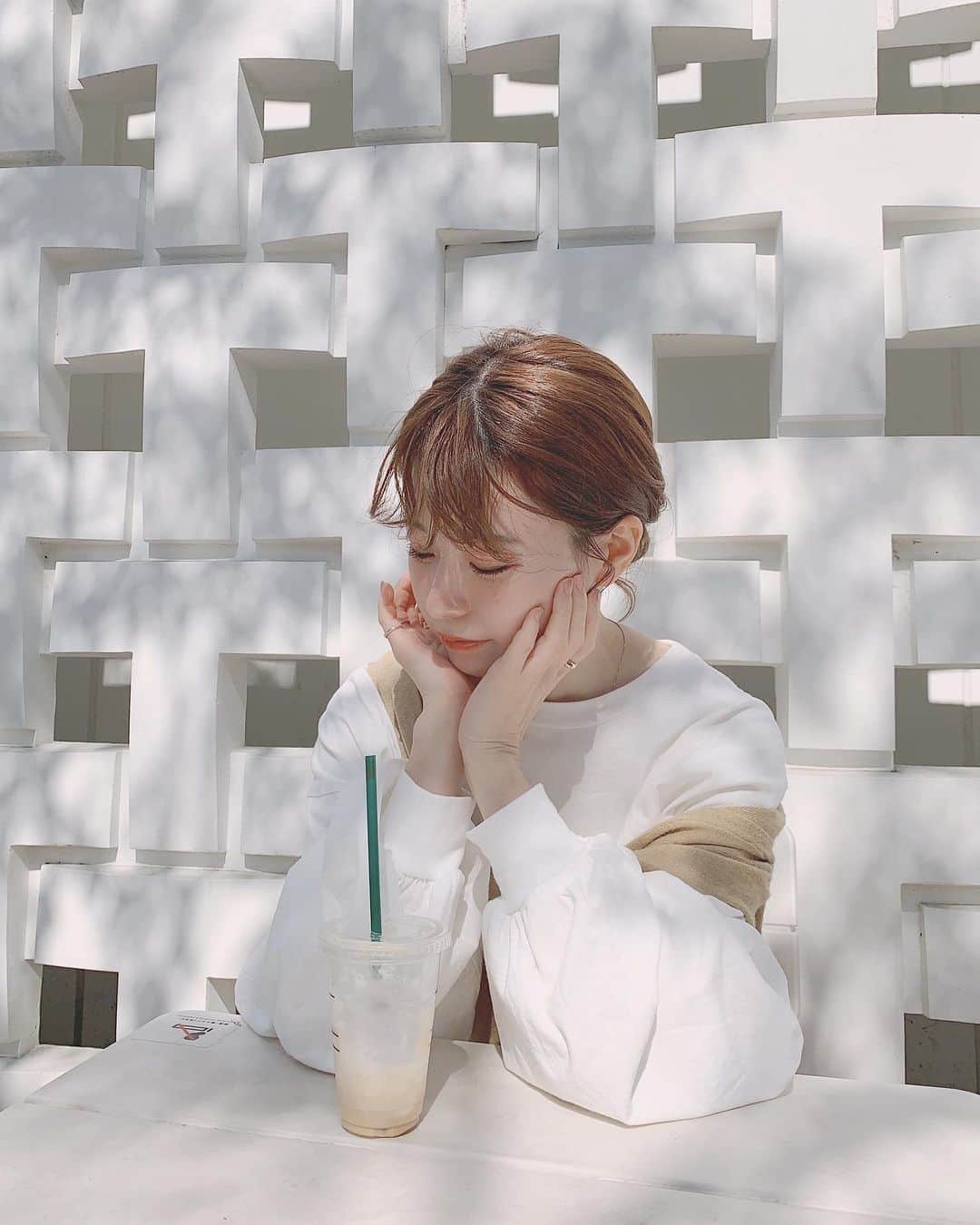 のインスタグラム：「ㅤㅤㅤㅤㅤㅤㅤㅤㅤㅤㅤㅤㅤ 最近花粉のせいか、お肌が揺らいでいて荒れがちで😭 スキンケアの基本はクレンジング、洗顔！ ということで、前にも使っていた @covermark_jp の トリートメント クレンジング ミルクを久しぶりに..🥛 ㅤㅤㅤㅤㅤㅤㅤㅤㅤㅤㅤㅤㅤ このクレンジングミルクは優しくメイクを落としている感覚と、 洗い上がりがしっとりする感じがすき◯ クレンジングを変えたりすると本当に思うけど、 スキンケアはクレンジングから始まっているな〜〜と。 それくらい大事！！ ㅤㅤㅤㅤㅤㅤㅤㅤㅤㅤㅤㅤㅤ そして、 クレンジングは量をケチらずたっぷり使うのが 自分のこだわりポイント！☝🏻 ㅤㅤㅤㅤㅤㅤㅤㅤㅤㅤㅤㅤㅤ クレンジングがちゃんと出来ていないと 乾燥の原因にもなってしまうそうなので 意識しながら丁寧にするようにしています🚿 ㅤㅤㅤㅤㅤㅤㅤㅤㅤㅤㅤㅤㅤ #カバーマーク #トリートメントクレンジングミルク #クレンジングミルク #メイク落とし #美容液 #PR」