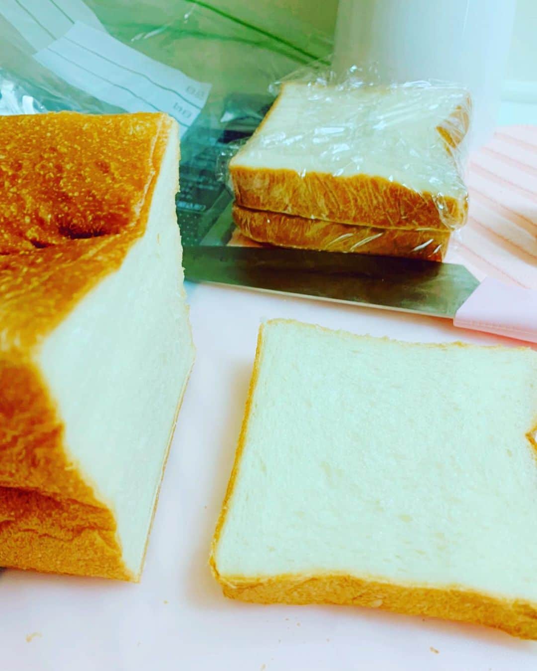 あびる優さんのインスタグラム写真 - (あびる優Instagram)「お友達に頂いた立派な食パン😋🍞✨ ただ、ひとりで食べるには大きすぎるので🥺 お裾分け用と冷凍用にカット。 パン切り包丁が無くてちょっと苦戦しました🔪😅💦 #bread🍞#🍞#yummy#パン#食パン#小分け#美味#おいしい#ありがとう」3月25日 14時37分 - yuabiru74