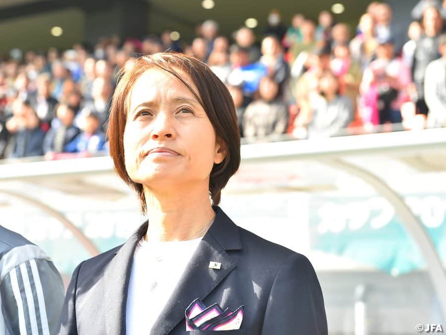 日本サッカー協会さんのインスタグラム写真 - (日本サッカー協会Instagram)「国際オリンピック委員会による、第32回オリンピック競技大会（2020／東京）の延期決定を受け、なでしこジャパン 高倉麻子監督のコメントをお知らせします。 ・ #なでしこジャパン（サッカー女子）#高倉麻子 監督 「スポーツに人生をかけることができるのも、またそれを応援し、楽しむことができるのも、世界の平和と人々の健康があってこそです。東京オリンピックの開催延期を受けて、選手それぞれの心に動揺はあると思いますが、チームはこれまで通り、粛々と揺るぎなく成長していくこと、頂点を目指すことだけを考えて、与えられた時間を最大限生かして前進していきたいと思います。新型コロナウイルスで苦しんでおられる方々が回復され、世界中の人々が笑顔で平和の祭典であるオリンピックを迎えられることを願っています」 ・ #JFA #daihyo #nadeshiko #東京オリンピック #TOKYO2020」3月25日 14時40分 - japanfootballassociation