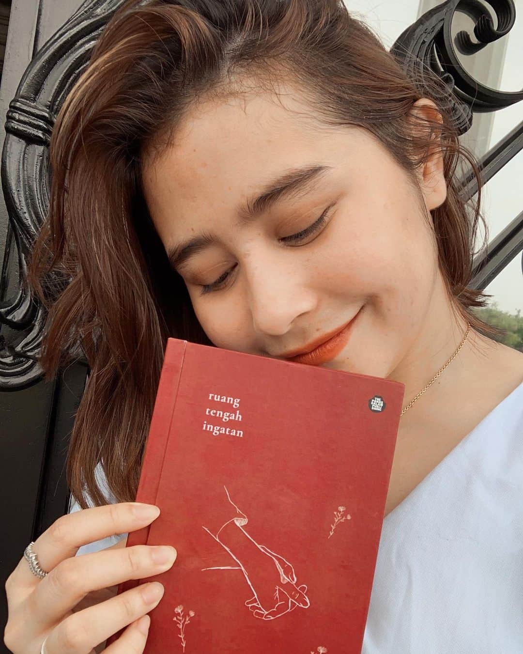 Prilly Latuconsinaさんのインスタグラム写真 - (Prilly LatuconsinaInstagram)「Flash sale PO buku Ruang Tengah Ingatan sudah di buka!!! buku ini berarti sekali untuk aku! Selamat datang ya di Ruang Tengah ingatanku! kalian bisa ikutan Flash Sale PO ini di @mizanstore @millenniabookstore @bukkuid @republikfiksi @sittijullia !! ❤️ cetakn pertama dengan pembatas buku istimewa ini terbatas sekaliii! jadi jangan sampai kehabisan yaaa ❤️」3月25日 14時50分 - prillylatuconsina96