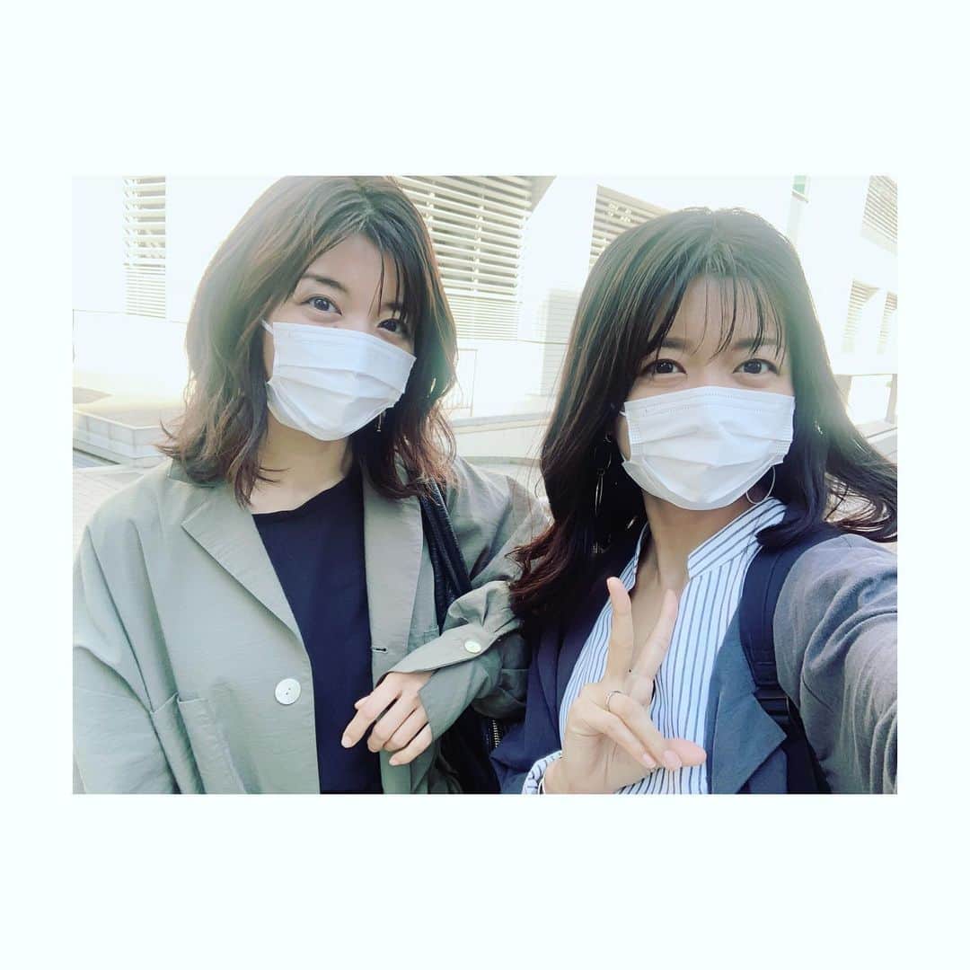 三倉茉奈さんのインスタグラム写真 - (三倉茉奈Instagram)「マスクふたご。 ピースしてしまってなんか恥ずかしい笑 #twins #今日はケンカしてません」3月25日 14時47分 - mana_mikura_official
