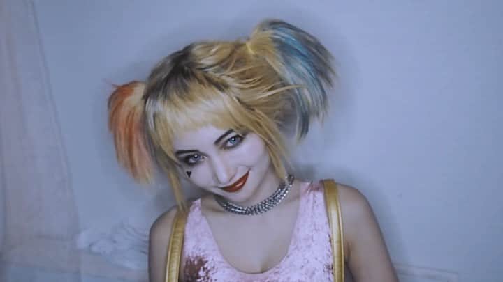 のインスタグラム：「''BIRDS OF PREY''﻿ ハーレクインの華麗なる覚醒﻿ ﻿ ﻿ ➡︎ハーレクインの新しい映画の﻿ 宅コスやってみた♡﻿ 写真はコスプレアカウントに﻿ 投稿します♡﻿ → @chiakoma_cosplay﻿ フォローしてねん🧚‍♀️♡﻿ ﻿ そして即席やから凝って作ったわけではないので﻿ クオリティすみません！🙏﻿ ﻿ ﻿ ﻿ メイク→セルフ﻿ ウィッグ→今回は アシストさんのウィッグを買って﻿ 作りまひた♡ 今どこもウィッグセールしてて1000円ちょっとで購入した♡﻿ ﻿ #ハーレクイン #メイク動画﻿ #返信動画 #整形メイク﻿ #宅コス #birdsofprey﻿ #ハーレクインの華麗なる覚醒﻿ #makeup #make #外国人風メイク﻿ #ハーフメイク﻿ #harleyquinn #ウィッグセール #wigmaker #コスプレ #コスプレイヤー #cosplay #cosplayer ﻿ ﻿」