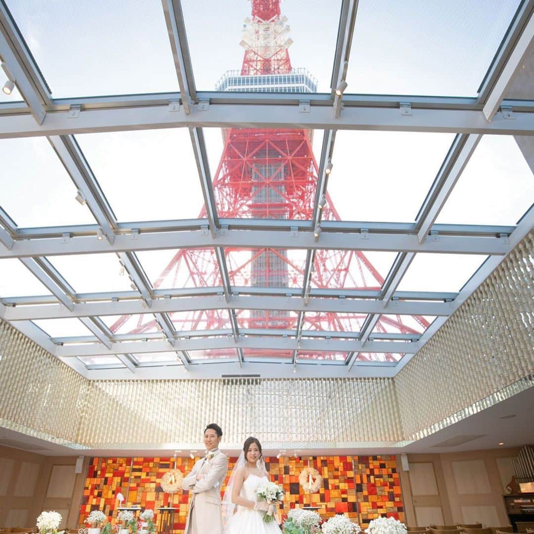 東京タワーの麓の結婚式さんのインスタグラム写真 - (東京タワーの麓の結婚式Instagram)「🗼 東京タワーをバックに おふたりにとって🤵👰 特別な1日の記念撮影📷✨ . そして ゲストの皆様へ💕 ここにしかない景色を プレゼント🎁✨ . 忘れられない1日が始まる 皆様にとっても大切な場所✈️ . . 詳細は(@theplaceoftokyo )まで♡ . #theplaceoftokyo #プレイスオブトウキョウ #プレイスオブトーキョー #プレイスオブ東京 #ザプレイスオブトーキョー #ザプレイスオブ東京 #ザプレイスオブトーキョー #ゲストハウス婚 #令和2年婚 #東京タワー #東京タワーが好き #tokyotower #tokyowedding #東京タワーが見える #2020婚 #2020wedding #2020夏婚 #2020秋婚 #結婚式準備 #結婚式  #ちーむ2020 #東京花嫁 #プレ花嫁準備 #ぷれ花嫁 #プレ花嫁 #ロケーションフォト #挙式 #大切な場所」3月25日 14時59分 - theplaceoftokyo