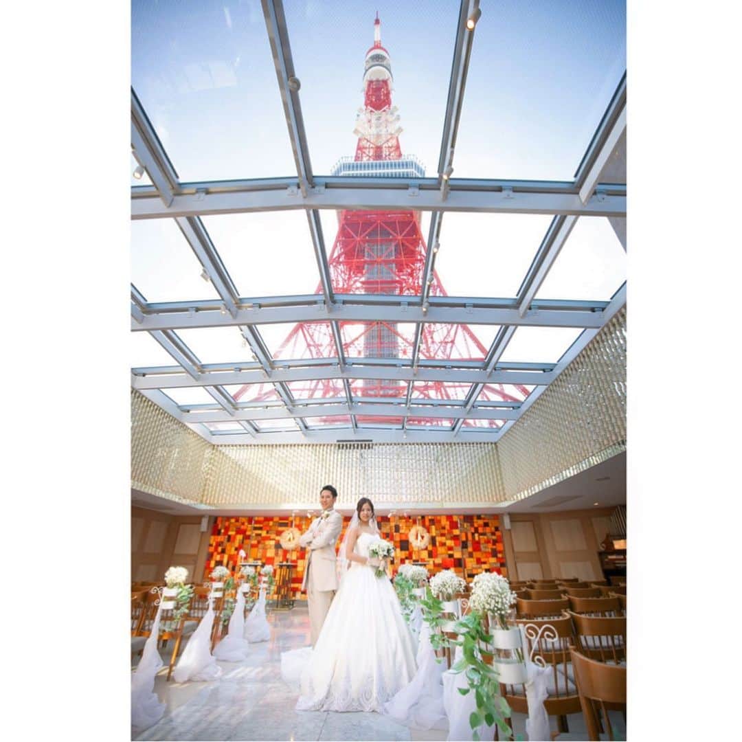 東京タワーの麓の結婚式さんのインスタグラム写真 - (東京タワーの麓の結婚式Instagram)「🗼 東京タワーをバックに おふたりにとって🤵👰 特別な1日の記念撮影📷✨ . そして ゲストの皆様へ💕 ここにしかない景色を プレゼント🎁✨ . 忘れられない1日が始まる 皆様にとっても大切な場所✈️ . . 詳細は(@theplaceoftokyo )まで♡ . #theplaceoftokyo #プレイスオブトウキョウ #プレイスオブトーキョー #プレイスオブ東京 #ザプレイスオブトーキョー #ザプレイスオブ東京 #ザプレイスオブトーキョー #ゲストハウス婚 #令和2年婚 #東京タワー #東京タワーが好き #tokyotower #tokyowedding #東京タワーが見える #2020婚 #2020wedding #2020夏婚 #2020秋婚 #結婚式準備 #結婚式  #ちーむ2020 #東京花嫁 #プレ花嫁準備 #ぷれ花嫁 #プレ花嫁 #ロケーションフォト #挙式 #大切な場所」3月25日 14時59分 - theplaceoftokyo