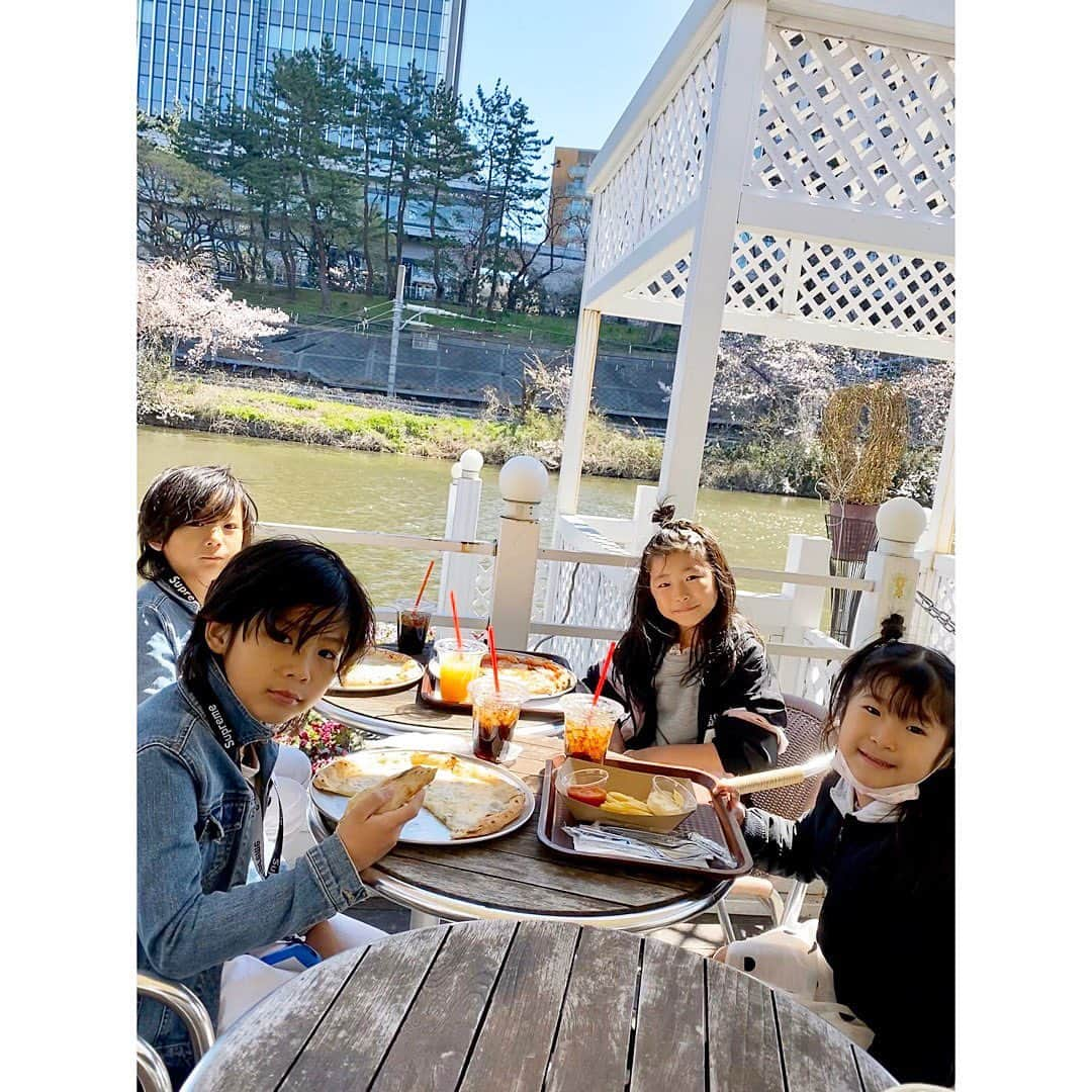 ayakoさんのインスタグラム写真 - (ayakoInstagram)「❤︎ 昨日は#カナルカフェ のデッキでお花見 息子が撮ってくれた動画☺️🌸 れいちゃん　@rei_make_ai  まきちゃん @maakkiii1144  ともちん @tomochin_1982  とお揃いの @make_ai_official のセーラーカラーレースブラウスを着てお出かけ🤗 いつも「子どもの服何着せる？」 のメールはするけど初の自分の服でお揃いは初😂 みんなアウターも#make_ai  子ども達も外にいる鯉に餌あげたりひとときの楽しい時間を過ごして仲良くなれてて 嬉しかった🥺 * * ❤︎ #双子#fashion#coordinate#ootd#春休み」3月25日 15時04分 - ayaya315