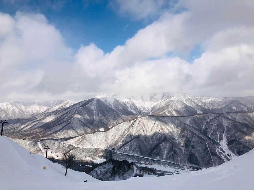 中家佐奈さんのインスタグラム写真 - (中家佐奈Instagram)「初スノボ🏂いくつになっても初挑戦は大事だね…最高に楽しかった！！1日で変わる雪山。恵の雪！！❄️ . . #苗場 #スノボ #色々欲しくなるじゃないか #snowboarding #いついく？ #苗場プリンス #窓から雪が積もっていく #ワクワクする子供 #ウィンタースポーツ」3月25日 15時11分 - 37nky