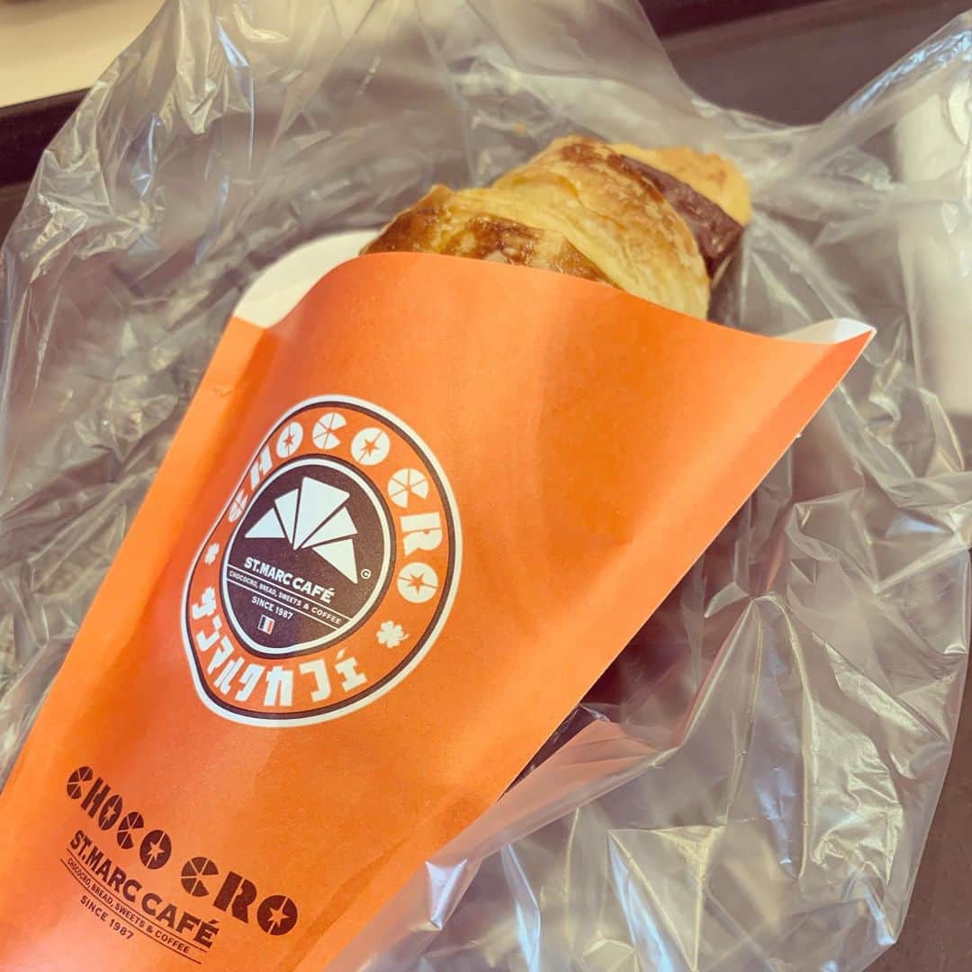 加藤千恵のインスタグラム：「先日のチョコクロ。たまにすごく食べたくなる。袋に入った個包装状態で売られるようになっていたけど、おいしさには変化ない。」