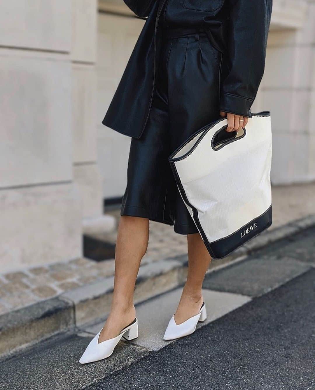 Ｈedyさんのインスタグラム写真 - (ＨedyInstagram)「. @icumioohama 着用商品 LOEWE logo bi-color nylon leather hand bag. . @hedy_daikanyama  @hedy_worldwide  #vintage #vintageshop #hedy  #エディ #hedy_japan #hedy_daikanyama #bag #fashion #accessory #loewe」3月25日 15時19分 - hedy_vintage
