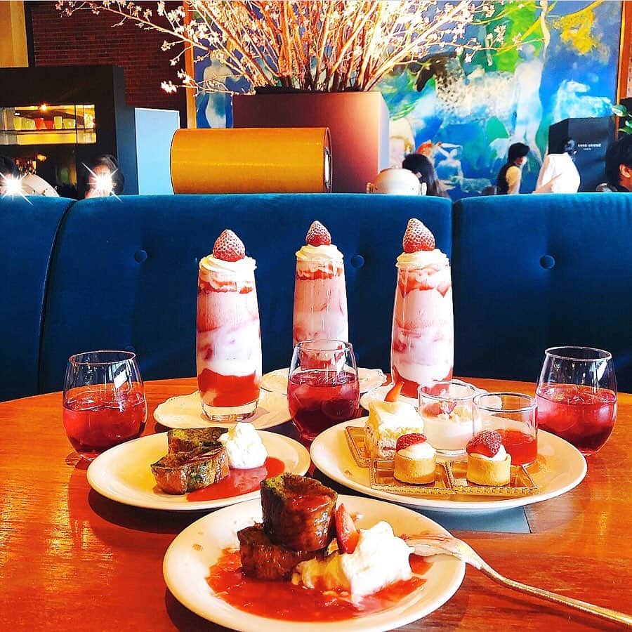 里井真由美さんのインスタグラム写真 - (里井真由美Instagram)「🍓🌸 飲むショートケーキ ・ ・ ヨーグルトがメインなので、見た目と名前よりずっと さっぱり軽やかに頂けます🌸🍓 ・ ・ ホテルニューオータニ東京 の、 #あまオータニ 「あまおうスイーツフェア」にお友達と行ってきました🌸🌸🌸 ・ ・  食べあるキング がニューオータニさんとコラボし、飲むショートケーキは、モデルの田中里奈ちゃんプロデュースです♡ @tanakaofficial ・ ・ 私も 「あまおうソースで食べる♪抹茶フレンチトースト」メニュー監修させて頂いてます♡ ・ ・ スタッフさんがソースやアーモンドホイップもかけてくださるのでお好みを仰ってくださいね♡ ・ ・  店内は桜〜🌸🌸ホテルの庭園も桜ですよ〜 @hotelnewotanitokyo ・ ・ #あまオータニ @hotelnewotanitokyo  タグ付けて あまおうスイーツの投稿でプレゼント頂けるチャンスもございますーー🍓🍓🍓 ・ ・ #いちご#あまおう#あまおうスイーツフェア#ホテルニューオータニ東京#食べあるキング#里井真由美#さといいね#フードジャーナリスト里井真由美#衣替えモンブラン#japan#モンブランの世界 #fromgram」3月25日 15時32分 - mayumi.satoi