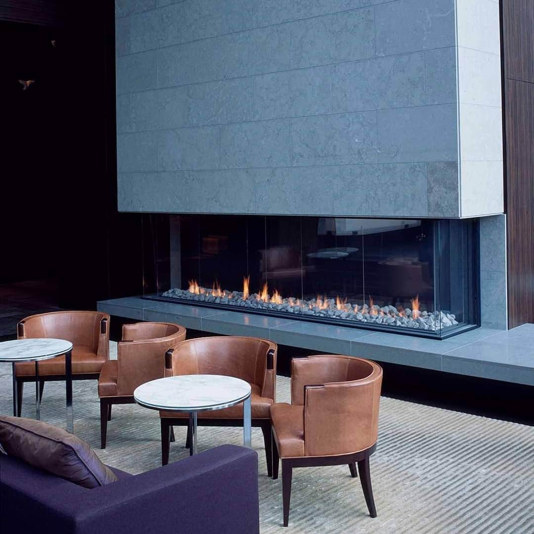 Conrad Tokyoのインスタグラム：「ゆれる暖炉の炎に癒されながら、くつろぎのティータイムを。 Perfect spot for relaxing afternoon tea.」