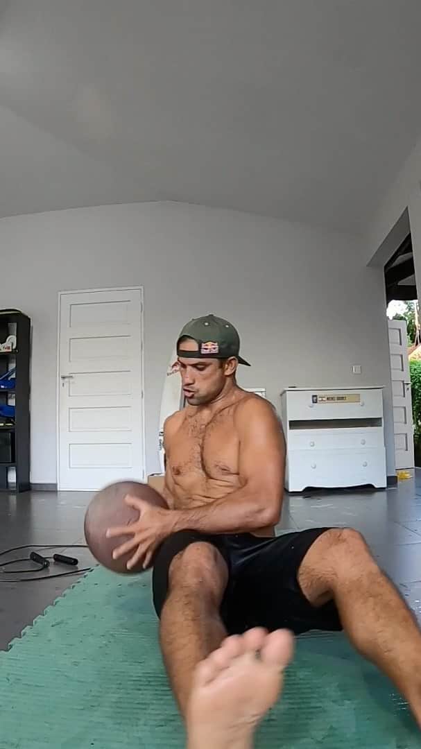 ミシェル・ボレーズのインスタグラム：「Here is an example Of my everyday training at home. . . -15 min Of jumping rope ( warm Up) •5 REP / •2 min rest after each rep - 50 russian twist with ball - 30 slam Ball - 15 burbees - 10 pull up bar -15 squats  with ball . . • 10 min stretching  #QuarantineMadeMeDoIt . Its the 4th day of quarantine here in tahiti. Stay busy! @redbull_surfing  @redbull  @redbullfrance」