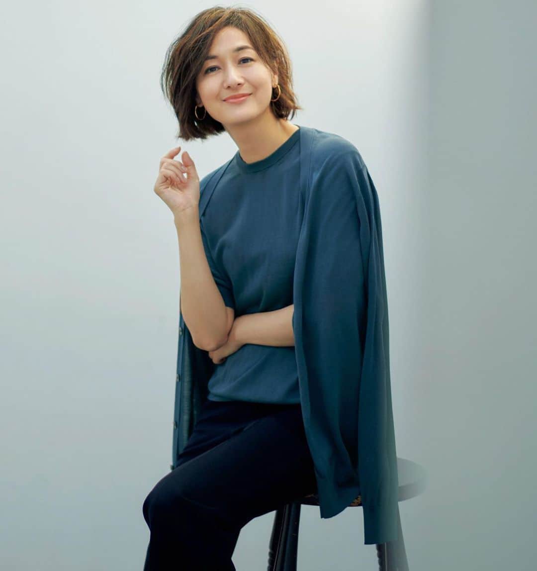 eclat.magazineさんのインスタグラム写真 - (eclat.magazineInstagram)「これからの季節活躍する「スローン」の人気定番、シルクのツインニットは、飽きのこないベーシックなデザインと、抜群の着心地が評判。  スタイリスト村山佳世子さんがエクラのために、絶妙なスモーキーブルーをカラー別注してくれました！「ネイビーよりも明るく、ブルーよりも落ち着いたニュアンスカラーは、ワードローブに合わせやすいのはもちろん、大人をさりげなく、素敵に見せてくれるのが魅力」と村山さん。  最高級シルクならではの光沢感と、なめらかな肌ざわりを是非お試しください。（副編N)  #エクラプレミアム #エクラ別注 #村山佳世子 #ツインニット #シルクニット #カーディガン #半袖ニット #スモーキーブルー #sloane #スローン #スローンニット @stylist_murayama_kayoko」3月25日 15時38分 - eclat.magazine