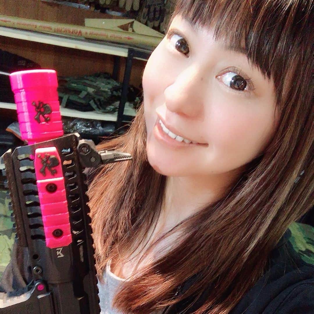 正田美里（みさみさ）さんのインスタグラム写真 - (正田美里（みさみさ）Instagram)「GATのカラーのハイダーと20mmレールがAmazonでも販売開始です!! 私はやはり・・・ピンクを選んだよｗ 愛銃ARP9に早速装着!! 黒・緑・赤・オレンジ・ピンクの五種類です。 みんなは何色にする？ 銃の色を自分好みに出来るって楽しいよね♪ BURST-HEADが出店するイベントでも購入可能です。  #バーストヘッド #ハイダー #レール #ピンク #カラーバリエーション #gat」3月25日 21時14分 - misamisaupiupi