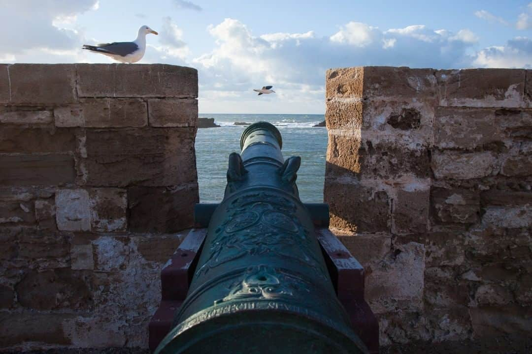 National Geographic Travelさんのインスタグラム写真 - (National Geographic TravelInstagram)「Photo by @jodymacdonaldphoto | The sky and ocean serve as an amazing backdrop to this ancient fortified city. Essaouira’s history as a vital Moroccan trading port is best captured while walking along the Medina, a UNESCO World Heritage site of Atlantic seawalls and imposing ramparts built in the 1760s. Visit when the sun begins to set and the hues of the sun-bleached structures come alive; it makes you feel like you have traveled back in time.  Follow me @jodymacdonaldphoto to see more from my travels around the world. #morocco #essaouira #africa」3月25日 21時07分 - natgeotravel