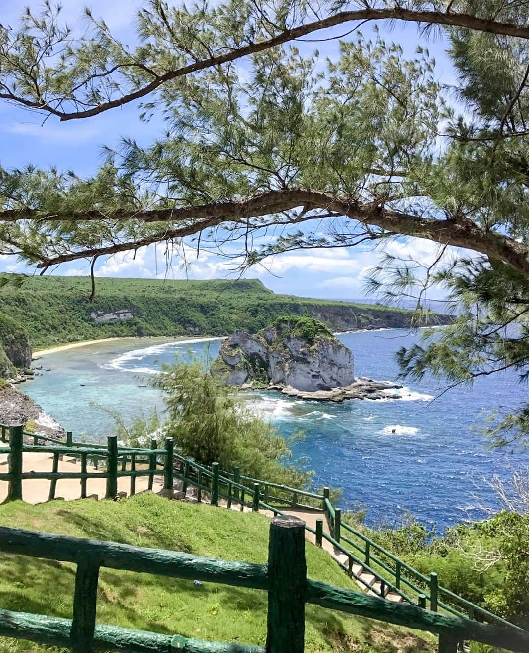 マリアナ政府観光局さんのインスタグラム写真 - (マリアナ政府観光局Instagram)「白い岩肌の島と海の青、空のコントラストが美しい「バードアイランド」は、海鳥たちのすみかになっていることからこう呼ばれています。⁠ .⁠ 日没にもなると巣に戻る無数の鳥たちが島のまわりを飛び交いますが、自然保護区のバードアイランドへ上陸することはできません。対岸の展望台からバードウォッチングを楽しみましょう👀⁠ .⁠ バードアイランドはサイパン島の東側にあるので、日の出がきれいに見れるスポットでもあります🌅⁠ .⁠ .⁠ 🌏 #バードアイランド / #サイパン⁠ .⁠ #marianasstrong 🇲🇵⁠ .⁠ #テニアン #ロタ #展望台 #観光 #風景 #旅行 #旅したくなるフォト #世界の絶景 #海外旅行 #青い海を求めて #おでかけ #birdisland #saipan #tinian #rotaisland #mymarianas #outdoors #vacations #discoverearth #islandlife #liveoutdoors #wanderlust #passionpassport #beautifuldestinations #view #northernmarianaislands⁠」3月25日 21時10分 - mymarianas_mva