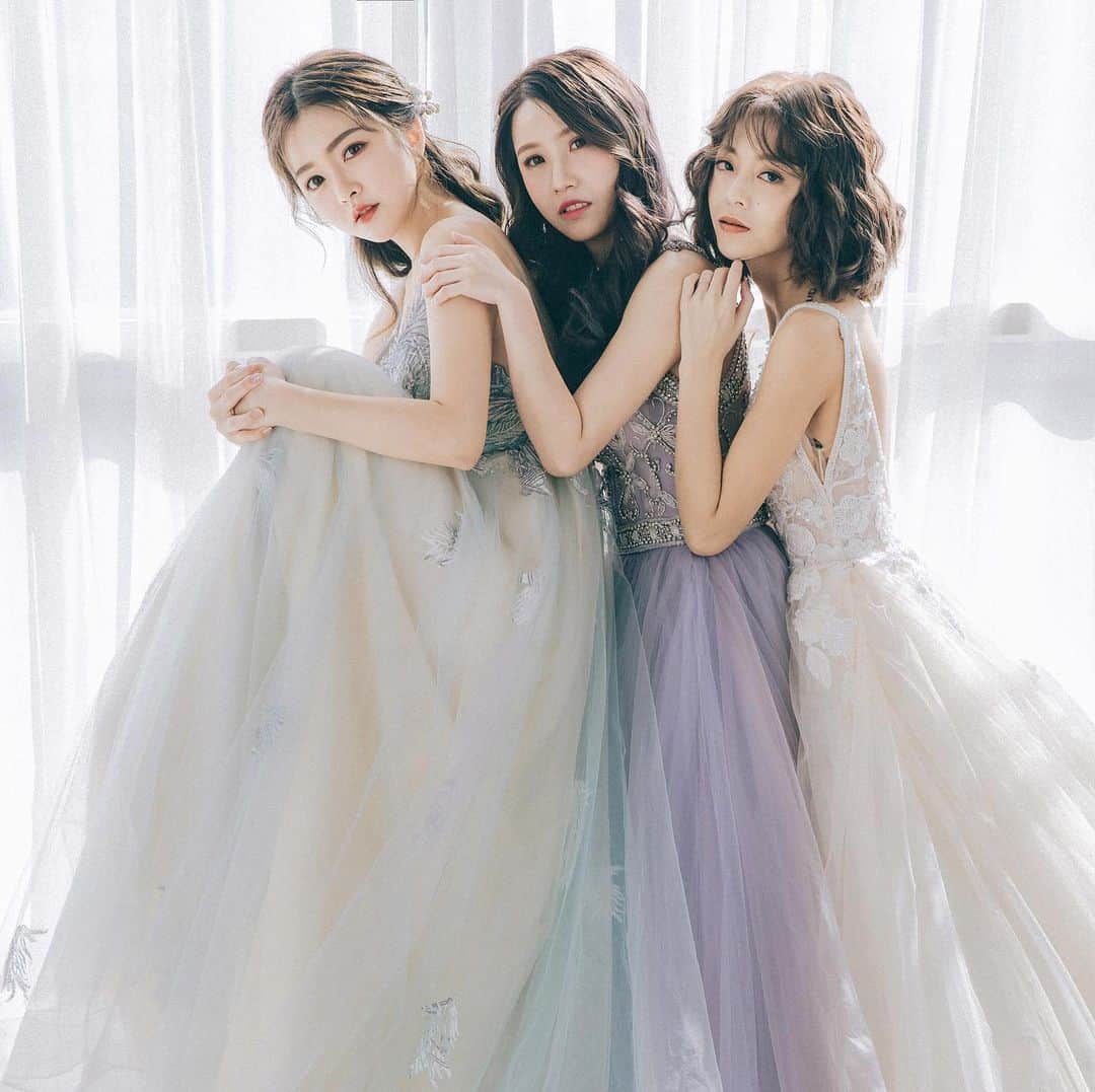 柯柯YELIZのインスタグラム：「老話一句  你們可不可以吃胖一點 謝謝 🎉姊妹婚紗 @missoli09 #閨蜜婚紗 #閨蜜照」