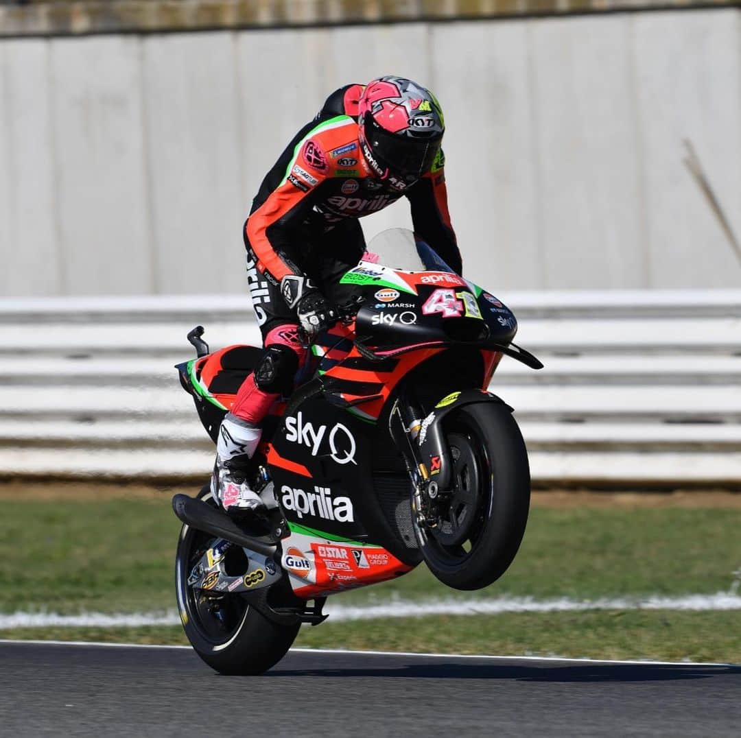 MotoGPさんのインスタグラム写真 - (MotoGPInstagram)「Happy #WheelieWednesday! 😎 Swipe left ⬅️ for a selection of some of the best wheelies of 2019 🤩  Which one is your favourite? Let us know! ⬇️ #MotoGP #Motorcycle #Racing #Motorsport #Wheelie」3月25日 15時51分 - motogp