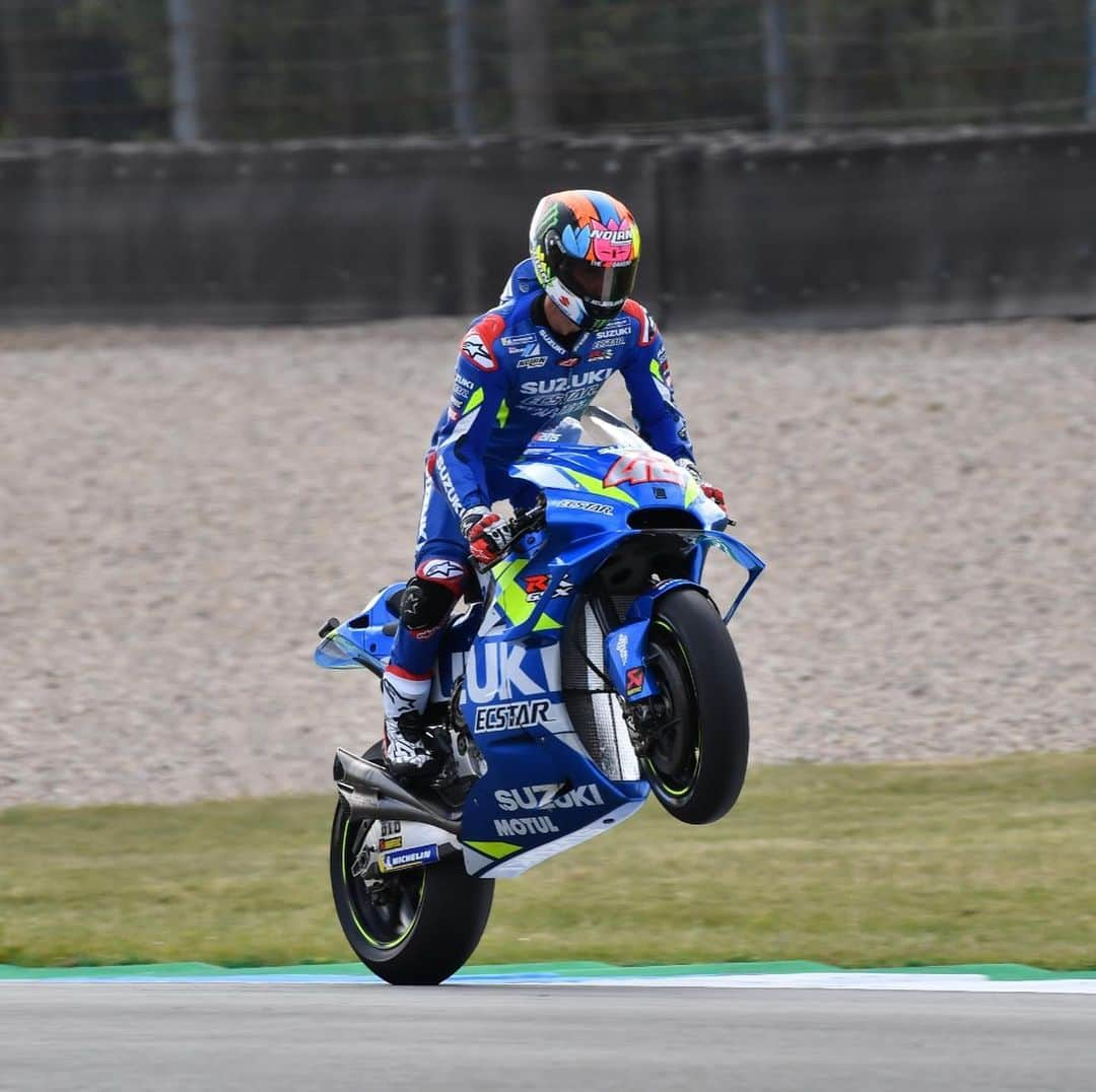 MotoGPさんのインスタグラム写真 - (MotoGPInstagram)「Happy #WheelieWednesday! 😎 Swipe left ⬅️ for a selection of some of the best wheelies of 2019 🤩  Which one is your favourite? Let us know! ⬇️ #MotoGP #Motorcycle #Racing #Motorsport #Wheelie」3月25日 15時51分 - motogp