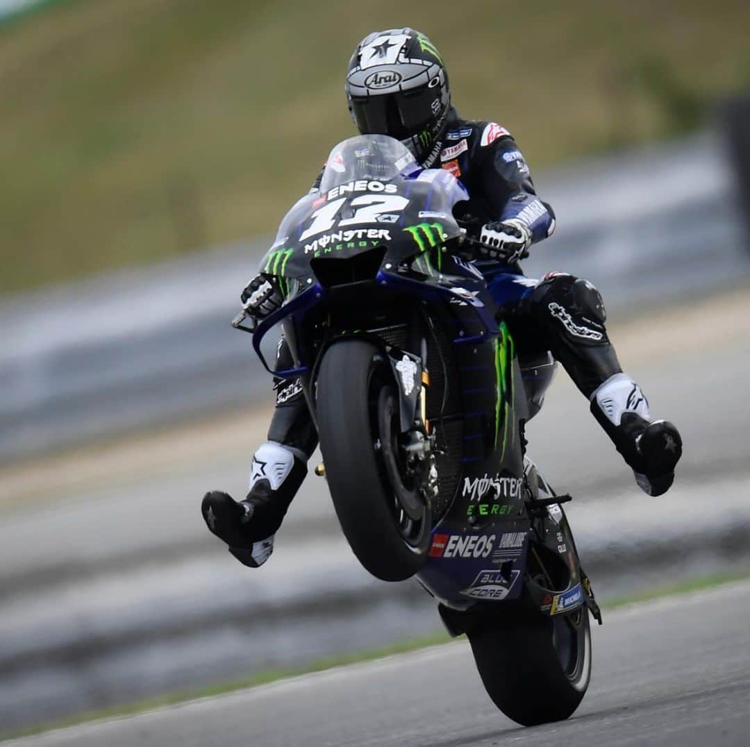 MotoGPさんのインスタグラム写真 - (MotoGPInstagram)「Happy #WheelieWednesday! 😎 Swipe left ⬅️ for a selection of some of the best wheelies of 2019 🤩  Which one is your favourite? Let us know! ⬇️ #MotoGP #Motorcycle #Racing #Motorsport #Wheelie」3月25日 15時51分 - motogp