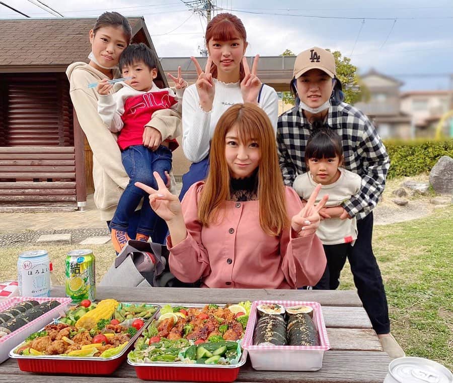 のインスタグラム：「. . . みんなでピクニック🌸 . お弁当朝から一人で がんばりましたぁああ🤣 . 人数多いから運動会みたいなお弁当w . また次なに開催しよう🤩 . #ピクニック #お弁当 #友達 #friends #子供 #kids #家族 #family #instagood #いいね #love #お出かけ #公園 #花見」