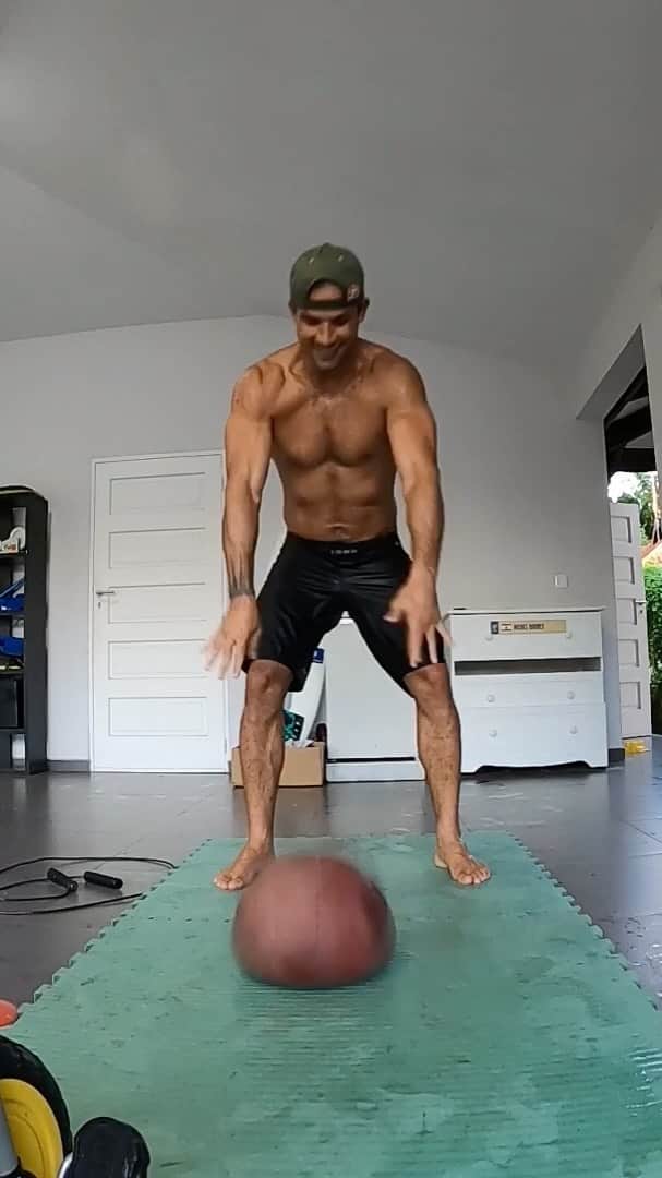 ミシェル・ボレーズのインスタグラム：「Here is an example Of my everyday training at home. . . -15 min Of jumping rope ( warm Up) •5 REP / •2 min rest after each rep - 50 russian twist with ball - 30 slam Ball - 15 burbees - 10 pull up bar -15 squats  with ball . . • 10 min stretching  #QuarantineMadeMeDoIt #spartanworkout . Its the 4th day of quarantine here in tahiti. Stay busy! @redbull_surfing  @redbull  @redbullfrance」