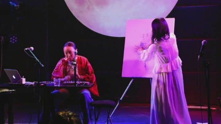 COMA-CHIのインスタグラム：「broadcast livestreming of freestyle song making collab with art performance, It's new beginning on the new moons day. 📺watch archives in my Youtube channel🌝 昨夜は #牡羊座新月 即興楽曲制作ライブ配信“New moon session”ご覧いただいた皆さまありがとうございました❤ その場でビートとリリックを、即興で作って完成させていく２時間半。 新月のエネルギーと、踊絵師・神田さおり@saori_an_jp のグルーヴと完全にシンクロし誕生した楽曲「春の祭り(仮)」、半年後の牡羊座満月までにリリース頑張ります！！ 【📺アーカイブはネオJOMONチャンネルで観れます⚡】 みんなと、Youtubeのチャットを通して歌詞の制作が出来たのも楽しかった🌸✨ 観てくれたみんな、 そして青山月見ルさんありがとうございました☺️🙌🙌 来月の新月もやりたいな〜！！🔥」