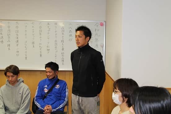 馬渡和彰さんのインスタグラム写真 - (馬渡和彰Instagram)「.﻿ ﻿ 先日の休みを利用して﻿ 三宿サッカーの卒団式に行ってきました⚽️﻿ ﻿ 16年前に自分は卒団式したんですが、﻿ 当時と変わらず手作りで愛のある式でした。﻿ ﻿ 何度ももらい泣きしそうになりました。﻿ ﻿ 急遽でしたが、参加させてもらって﻿ 子供たちにも喜んでもらえて良かったな☺️﻿ ﻿ ﻿ 難しい時期ですが、自分も頑張ります👍」3月25日 16時12分 - kazuaki_mawatari