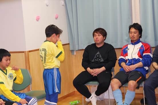 馬渡和彰さんのインスタグラム写真 - (馬渡和彰Instagram)「.﻿ ﻿ 先日の休みを利用して﻿ 三宿サッカーの卒団式に行ってきました⚽️﻿ ﻿ 16年前に自分は卒団式したんですが、﻿ 当時と変わらず手作りで愛のある式でした。﻿ ﻿ 何度ももらい泣きしそうになりました。﻿ ﻿ 急遽でしたが、参加させてもらって﻿ 子供たちにも喜んでもらえて良かったな☺️﻿ ﻿ ﻿ 難しい時期ですが、自分も頑張ります👍」3月25日 16時12分 - kazuaki_mawatari