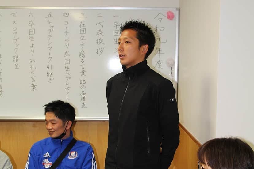 馬渡和彰さんのインスタグラム写真 - (馬渡和彰Instagram)「.﻿ ﻿ 先日の休みを利用して﻿ 三宿サッカーの卒団式に行ってきました⚽️﻿ ﻿ 16年前に自分は卒団式したんですが、﻿ 当時と変わらず手作りで愛のある式でした。﻿ ﻿ 何度ももらい泣きしそうになりました。﻿ ﻿ 急遽でしたが、参加させてもらって﻿ 子供たちにも喜んでもらえて良かったな☺️﻿ ﻿ ﻿ 難しい時期ですが、自分も頑張ります👍」3月25日 16時12分 - kazuaki_mawatari