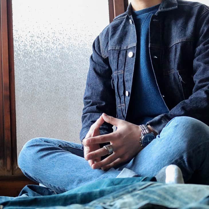Japanblue Jeansさんのインスタグラム写真 - (Japanblue JeansInstagram)「【Ethical Products】⁣ ⁣ Tops / JSJK163 ID⁣ 13.5oz Côte d’Ivoire cotton selvage denim⁣ New 2nd type Jacket⁣ ⁣ Bottoms / JS263 FID⁣ 13.5oz Côte d’Ivoire cotton selvage denim⁣ Tapered / CIRCLE fit⁣ ⁣ 13.5ozのコートジボワール綿セルヴィッチを使用した2ndタイプのデニムジャケット。脇ポケットを加えることで収納に便利な4P仕様に。クリーンな表情のワンウォッシュとフェードの2色展開。⁣ ⁣ The 2nd-type denim jacket is comprised of 13.5 oz Cote d’Ivoire cotton selvages. With the⁣ chest pockets, the piece is composed of four pockets in total, and the items are available in　two styles including a clean once-washed type and a faded model.⁣ ⁣ ⁣ エシカルラインのメインプロダクトとなるジーンズには、CIRCLEシリーズの人気シルエットから3型が登場。⁣ Three signature models from “CIRCLE" are arranged for the main products of Ethical Line.⁣ ⁣ ⁣ #japanbluejeans #jeans #denim #madeinjapan #factory #selvage #okayama #児島#ethical #ethicalproducts #sustainable #sustainablefashion #sustainability #sdgs #eco #mensfashion #japanblue #ivorycoast ⁣」3月25日 16時34分 - japanbluejeans
