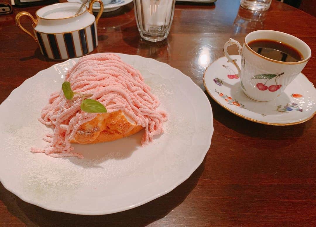 坂野志津佳さんのインスタグラム写真 - (坂野志津佳Instagram)「友達が教えてくれた美味しい珈琲のお店☕️ 美味しい珈琲にスイーツ。 ・ あぁなんて幸せなのでしょう☺️ ・ ・ 豆の種類を選べるカフェって良いですよね！ 深煎りか、浅煎りかで迷う人も多いかと思いますが、 ・ ☆浅煎りの方がクロロゲン酸(ポリフェノール)が豊富でアンチエイジングにも効果的ですよ！  これこらの暖かい季節は、浅煎りのスッキリとした味が丁度良いかも♪ ・ ・ #中目黒 #カフェファソン #中目黒カフェ #カフェ巡り #コーヒーのある暮らし #コーヒー #アンチエイジング #cafe #coffee #sweets #foodstagram #japan_of_insta」3月25日 16時30分 - oshizu0511