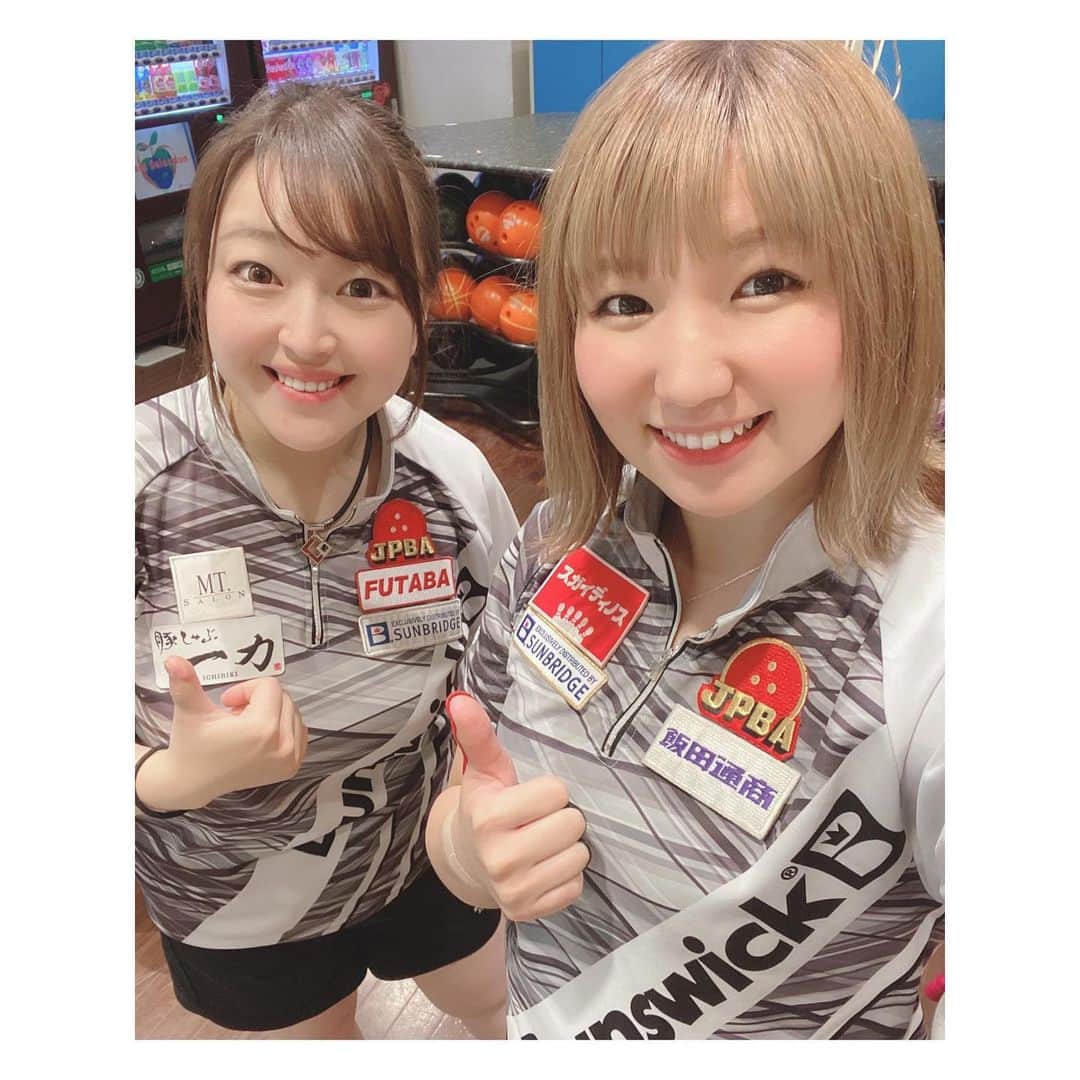 寺下智香（プロボウラー）のインスタグラム：「昨日はしょこたんとダブルチャレンジ❤️ たくさんのご参加ありがとうございました‼️ 打ち合わせしてないのにウェアお揃い（笑）  #古田翔子プロ #ダブルチャレンジ #泉大津フタバボウル 様 #大阪楽しいなー #ボウリング #プロボウラー #寺下智香 #スガイディノス #サンブリッジ #飯田通商 #投稿し直しました💦」