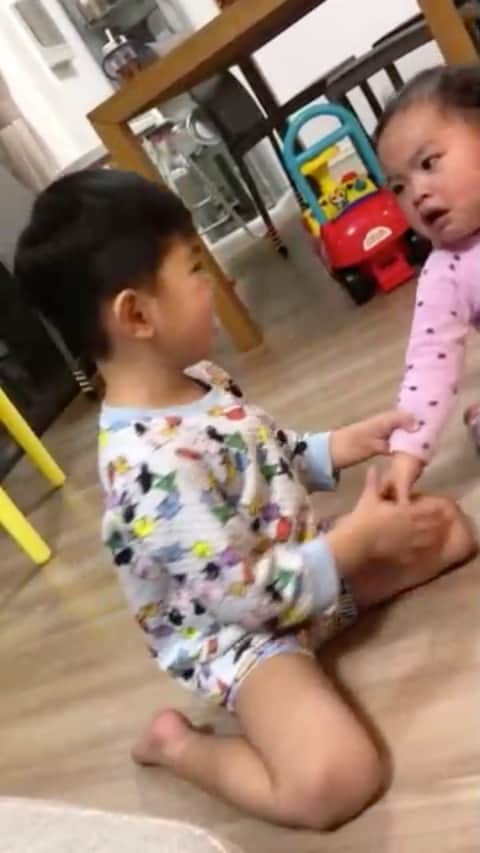 のインスタグラム：「#familyiseverything #bless #stayhome #staysafe #family #together #家族写真 #brosislove」