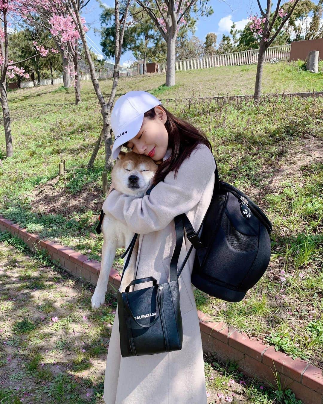 高嶋香帆のインスタグラム：「私は熱も無く、風邪の症状もなくいつも通り過ごしております。 １ヶ月以上お会いしていなかったので、感染の心配はないと思います。 . ただただ心配です、、 . 早く回復の報告が聞けますように。 . ご心配して下さった皆様ありがとうございます。 くれぐれも気を抜かず、自分の為にも周りの方の為にも対策しましょうね。」