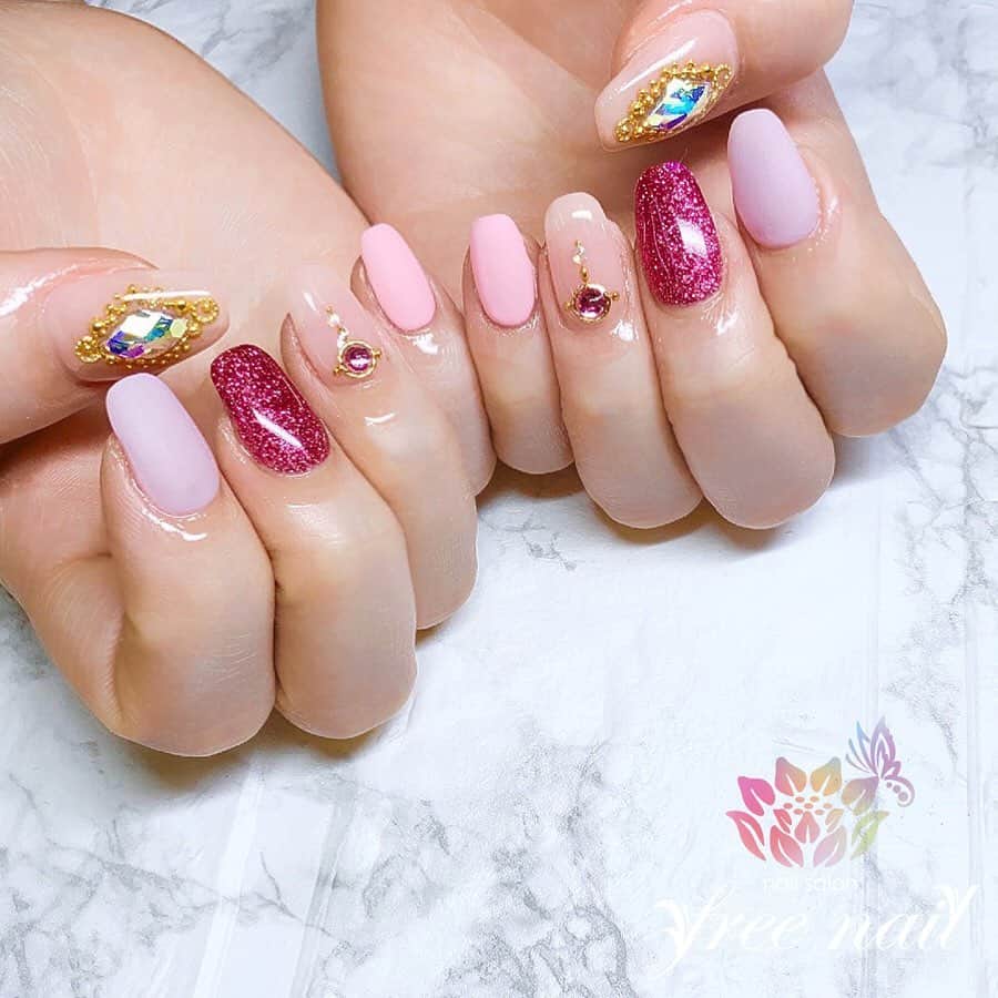 free nail フリーネイルのインスタグラム：「. お客様ネイル💅🏻🌷 . キラキラ宝石ネイル💎💗 . ダイヤストーンとスクエアが良いバランス💠💗 . ▶︎▶︎▶︎スワイプして動画も見てね☝︎🎬✨ . ご来店ありがとうございました🙇🏻‍♀️🙇🏻‍♀️🙇🏻‍♀️💗 . #ネイルアート #ジェルネイル #ネイルサロン #大阪ネイルサロン #ネイルデザイン #ネイルチェンジ #宝石ネイル #キラキラネイル #ビジューネイル #ダイヤストーン #マットネイル #グリッターネイル #ピンクネイル #デザインネイル #トレンドネイル #スクエアネイル #シンプルネイル #春ネイル #springnails #nailsart #nailsdid #美甲 #日式美甲 #日式美甲胶 #日本美甲师 #日本美甲老师 #美甲上课 #日本胶 #フリーネイル #freenail」