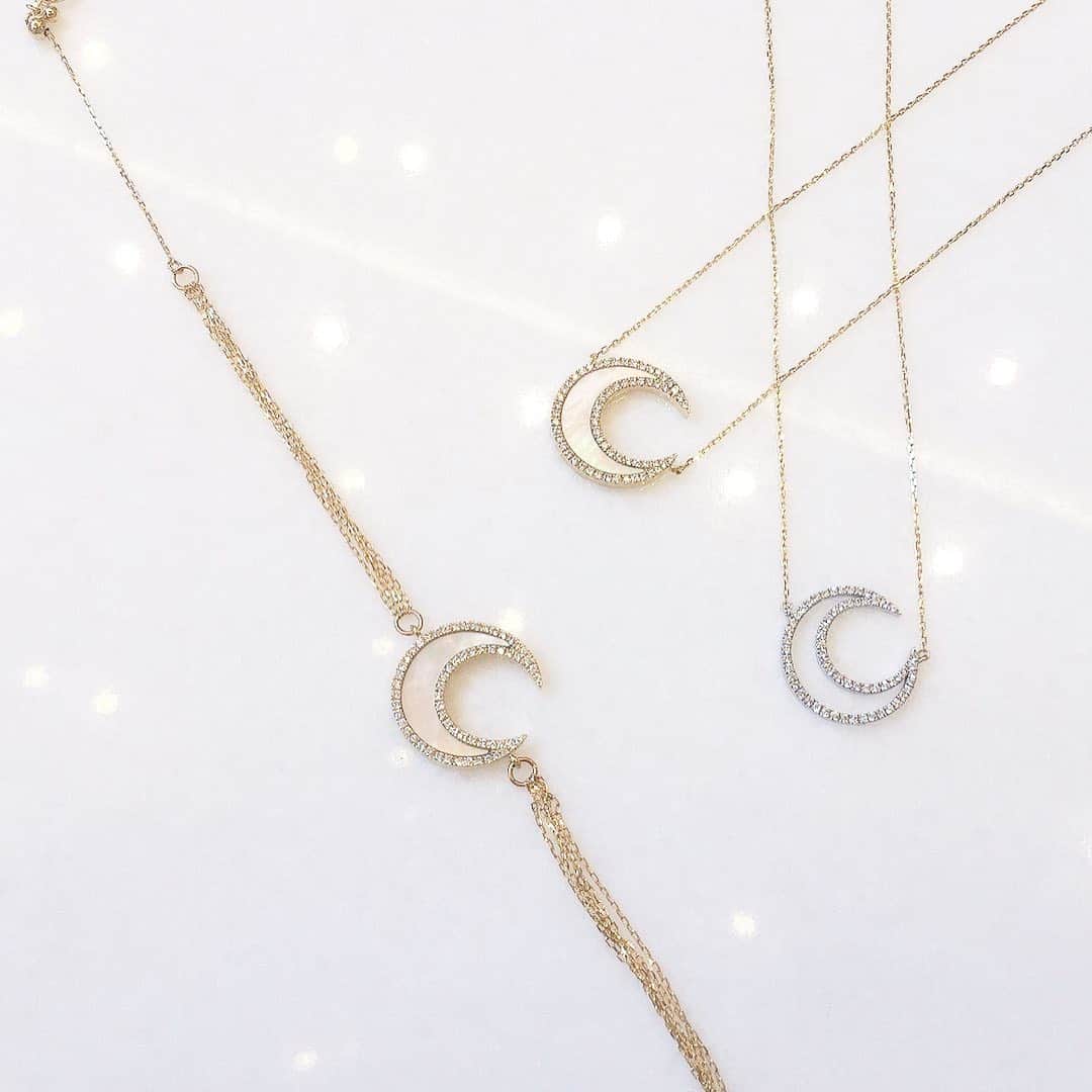 のインスタグラム：「本日からAHKAH 2020spring&summer collection 《twilight moon》が発売✨  写真のものはAHKAHの代表作、ティナシリーズの良さを活かしたティナムーンシリーズ🌙 ボリューム感がほどよくあり、大人の女性にぜひ着けていただきたいです☺︎ #ahkah #アーカー #ティナ #ティナムーン #新作 #スリーク  #ビジュースリーク #bijouxthreec #クラッシュアンドカンパニー」