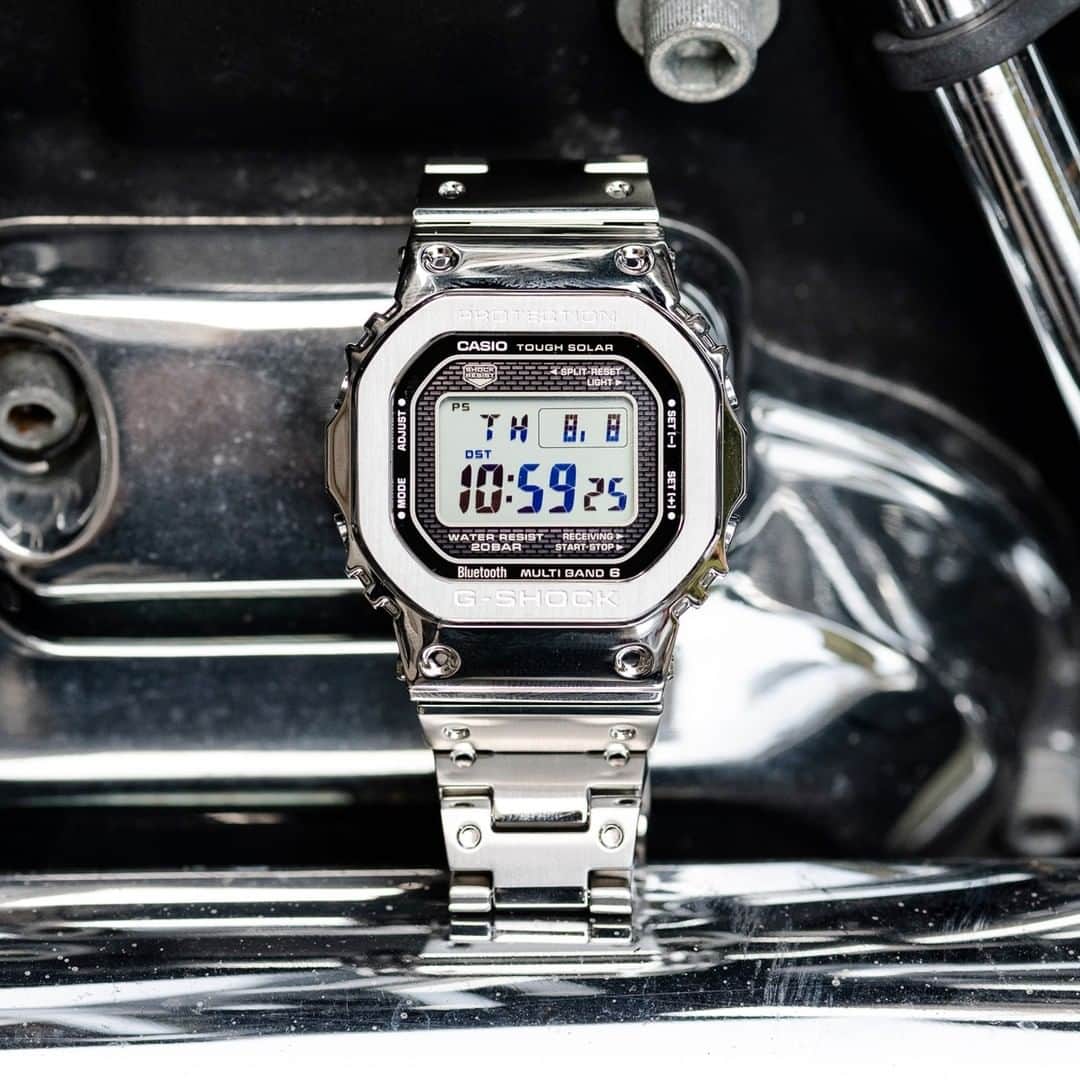 G-SHOCKさんのインスタグラム写真 - (G-SHOCKInstagram)「GMW-B5000D  文字板からメイン表示レイアウトに至るまで徹底的にこだわり、初代モデルを彷彿とさせるデザインに仕上げたGMW-B5000D-1JF。クリアな視認性にもこだわり、フィルムソーラーセルや斜めの角度からでも時刻表示が判読しやすいSTN-LCD(液晶)を用いて視認性の向上を追求。また、最新のエンジンを搭載しながら、高密度実装技術によりサイズをキープしています。  GMW-B5000D-1JF is painstakingly designed in a way to make it virtually identical to the original base model. A film solar cell maintains display clarity and an STN-LCD ensures easy reading of display information, even from an angle. Use of the latest-version engine achieves high-density component mounting without affecting the size of the finished timepiece.  GMW-B5000D-1JF  #g_shock #gmwb5000 #dw5000 #gshockconnected #watchoftheday」3月25日 17時00分 - gshock_jp