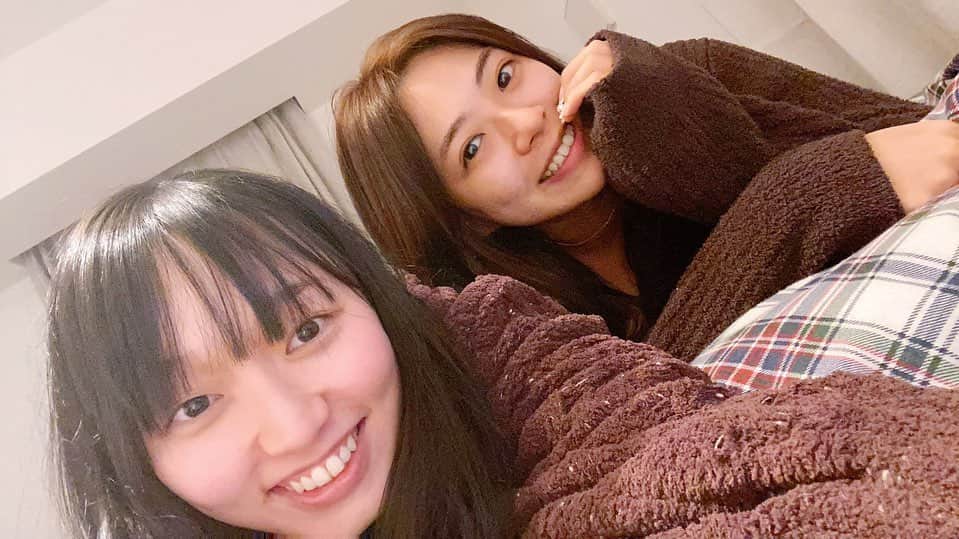 わちみなみのインスタグラム：「@pinkpinks13 ﻿ お泊まりしましたよ🐤﻿ 一緒に﻿ 吉本坂が売れるまでの全記録をみました﻿ ﻿ 全身ピンクマンなので﻿ 茶色のパジャマは着心地悪そうでした😣🐤﻿ ﻿ バレエ大好き♫  #ピンクすぎてこわい #体の末端までピンク  #バレエ芸人の方」