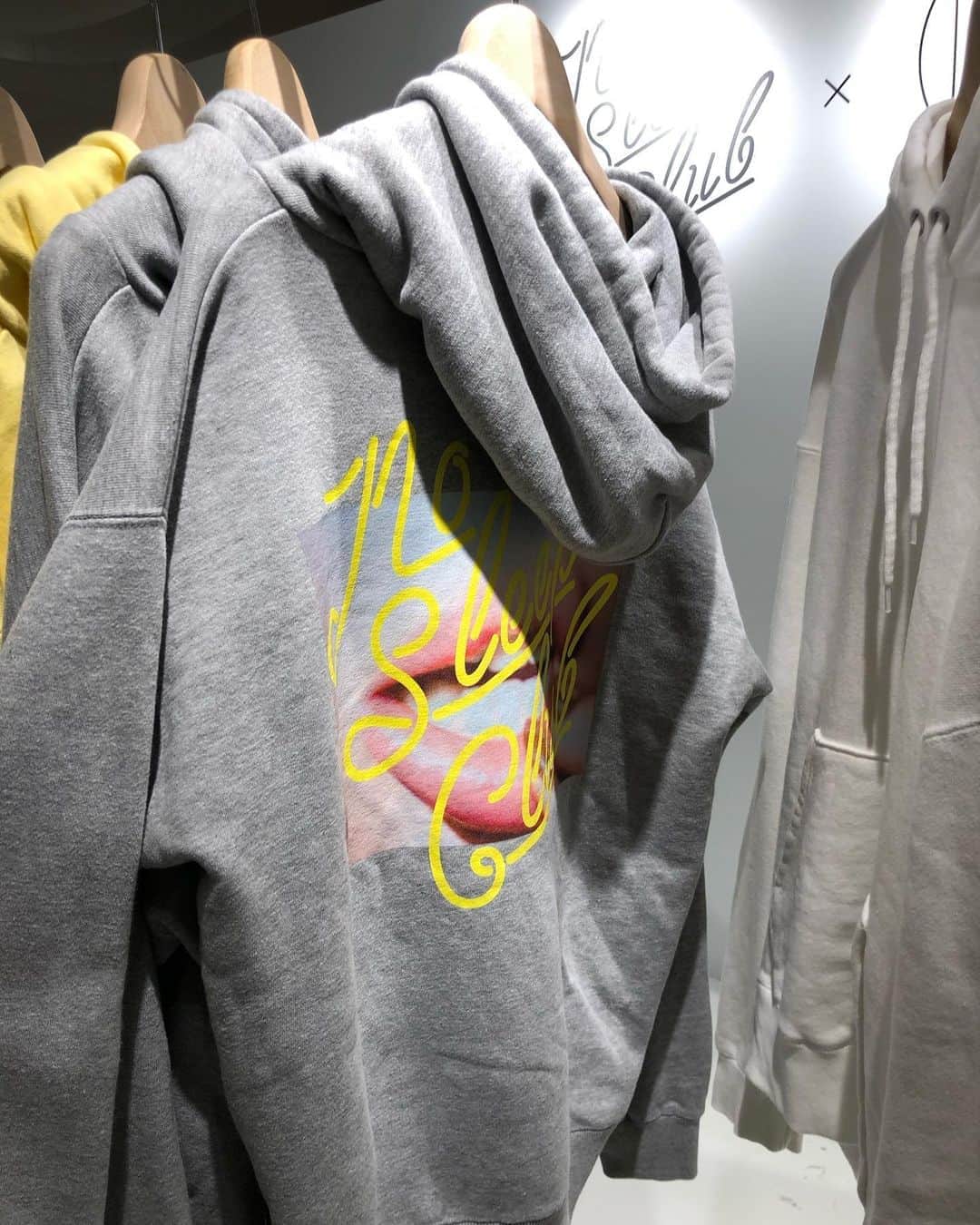 山下莉奈さんのインスタグラム写真 - (山下莉奈Instagram)「可愛いTシャツ❤️ @privspoonsclub と　@ninagawamika さんのコラボ✨  新宿伊勢丹でポップアップ本日 3／25から3/31まで🌹  朝一で行ったのにもう品薄の商品もあったから気になる方はお早めにチェックした方が良いかもです🙋‍♀️💕💕 私は白ティーの赤文字にしました✨✨ #privspoonsclub #mikaninagawa #roomwear #tshirt #tシャツ」3月25日 16時56分 - rinayamashita