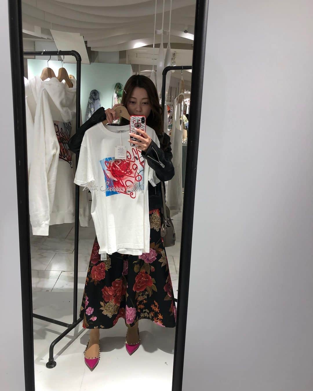 山下莉奈さんのインスタグラム写真 - (山下莉奈Instagram)「可愛いTシャツ❤️ @privspoonsclub と　@ninagawamika さんのコラボ✨  新宿伊勢丹でポップアップ本日 3／25から3/31まで🌹  朝一で行ったのにもう品薄の商品もあったから気になる方はお早めにチェックした方が良いかもです🙋‍♀️💕💕 私は白ティーの赤文字にしました✨✨ #privspoonsclub #mikaninagawa #roomwear #tshirt #tシャツ」3月25日 16時56分 - rinayamashita