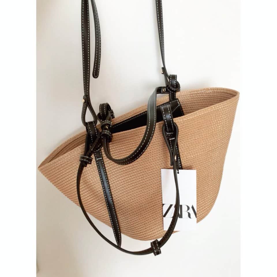 のインスタグラム：「2020.3.25 こんにちは☀️ ・ 久し振りのZARAへ ❥❥❥ このbag 可愛い😍 最近の私のbag選びは、絶対に斜めがけが出来る事 ❣️ ・ ・ 大変な世の中になってしまいましたが、1人1人が油断せず 十分な栄養＆睡眠をとって、笑顔で前向きに免疫力upしていきましょう〰︎⤴️⤴️ ・ ・ ＿＿＿＿＿＿＿＿＿＿＿＿＿＿＿＿＿＿＿ ・ ・  #ZARA#ザラ#カゴバッグ#カゴ#locari#ロカリ#アラフィフ#fashion#おしゃれさんと繋がりたい」