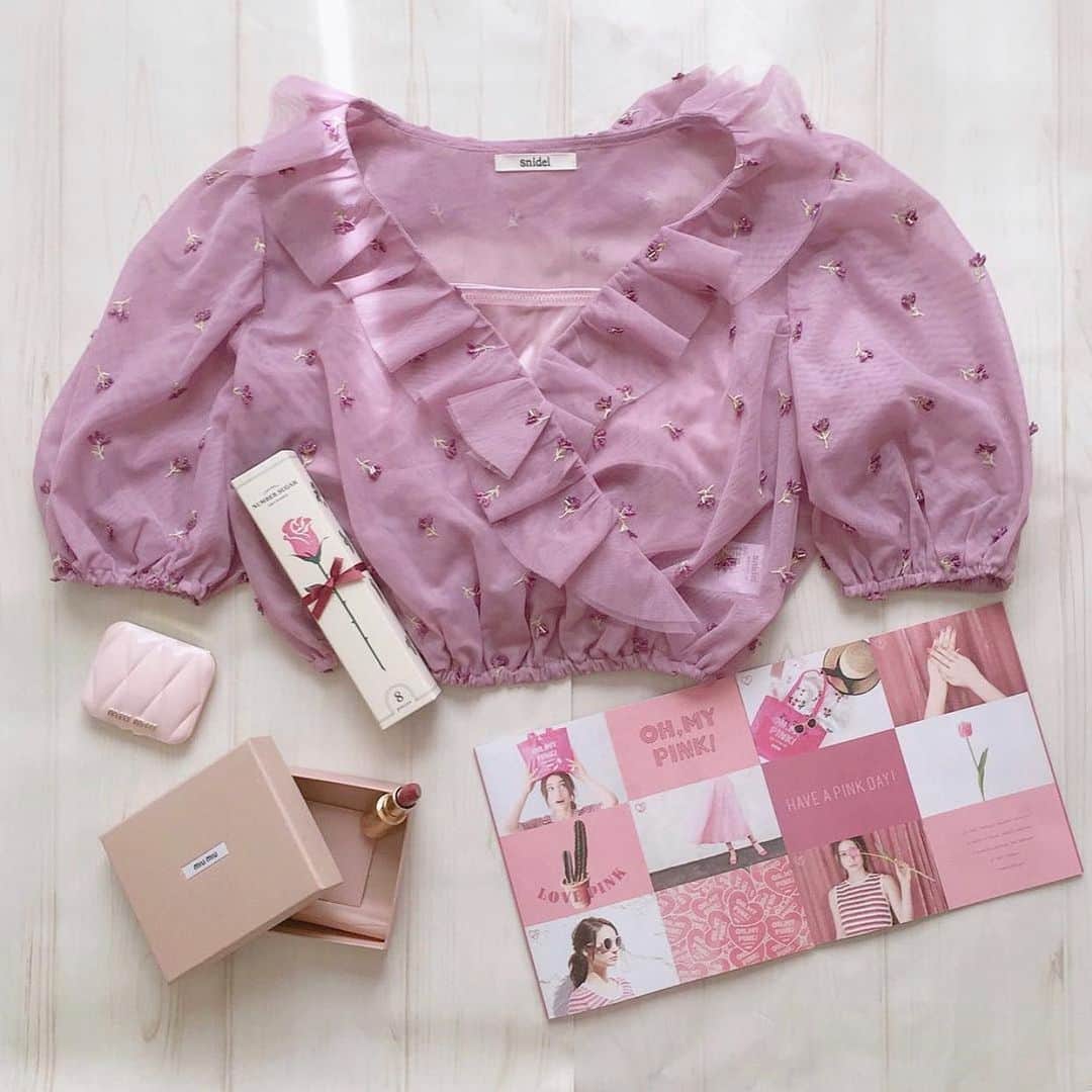 のインスタグラム：「.﻿ 春はピンクのお洋服が着たくなりますね🌸﻿ こちらのシフォントップスには小さいビーズがついて 実際に見るとキラキラしててとっても可愛い💘﻿ .﻿ ハイウエストのボトムと合わせるとバランス◎﻿ .﻿ .﻿ repost from @xxayapink﻿ .﻿ .﻿ .﻿ キレイモのアカウントでは紹介する写真を募集中🍑﻿ キレイモのオリジナルハッシュタグをつけてくれた投稿の中からピックアップし、写真をリポストさせていただきます✨﻿ ﻿ ファッション系の投稿は、ぜひ#kireimo_fashion をつけて投稿してみてね！﻿ ※タイムラインで色味等を合わせるため、リポスト時に画像を加工して投稿する場合がございます。﻿ .﻿ .﻿ #KIREIMO #キレイモ #脱毛 #全身脱毛 #脱毛サロン﻿ #美容 #美容情報 #美容部  #snidel #スナイデル #トップス  #女子力向上委員会  #かわ育 #量産型加工 ﻿ #女子力向上委員 #女子力アップ #大人コーデ #大人フェミニン #大人スタイル #大人可愛い ﻿ #オトナ女子 #大人フェミニン #きれいめコーデ #きれいめカジュアル #春コーデ﻿ #シフォントップス #シフォンブラウス #春服 #置き画くらぶ」
