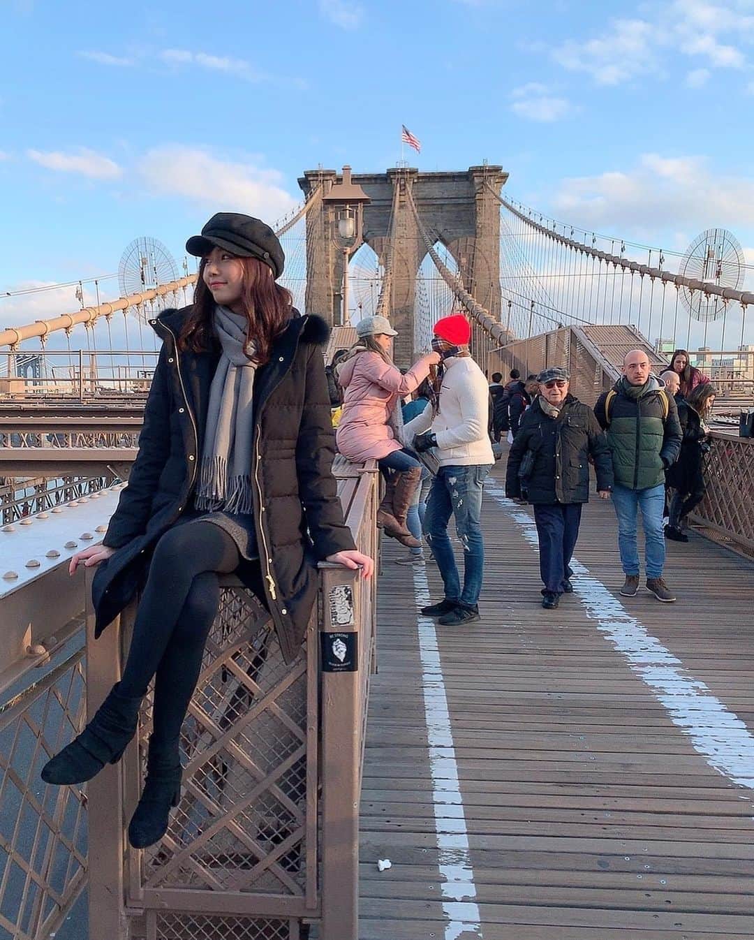 杉浦みずきのインスタグラム：「. Brooklyn Bridge 🇺🇸 タイミングによって人がいっぱいいたりいなかったり もう1ヶ月以上前の写真です笑 ・ ・ #nyc #newyork #brooklyn #brooklynbridge #america  #ニューヨーク #ニューヨーク旅行 #ブルックリンブリッジ #アメリカ #アメリカ旅行 #海外旅行土産感の減少現象」